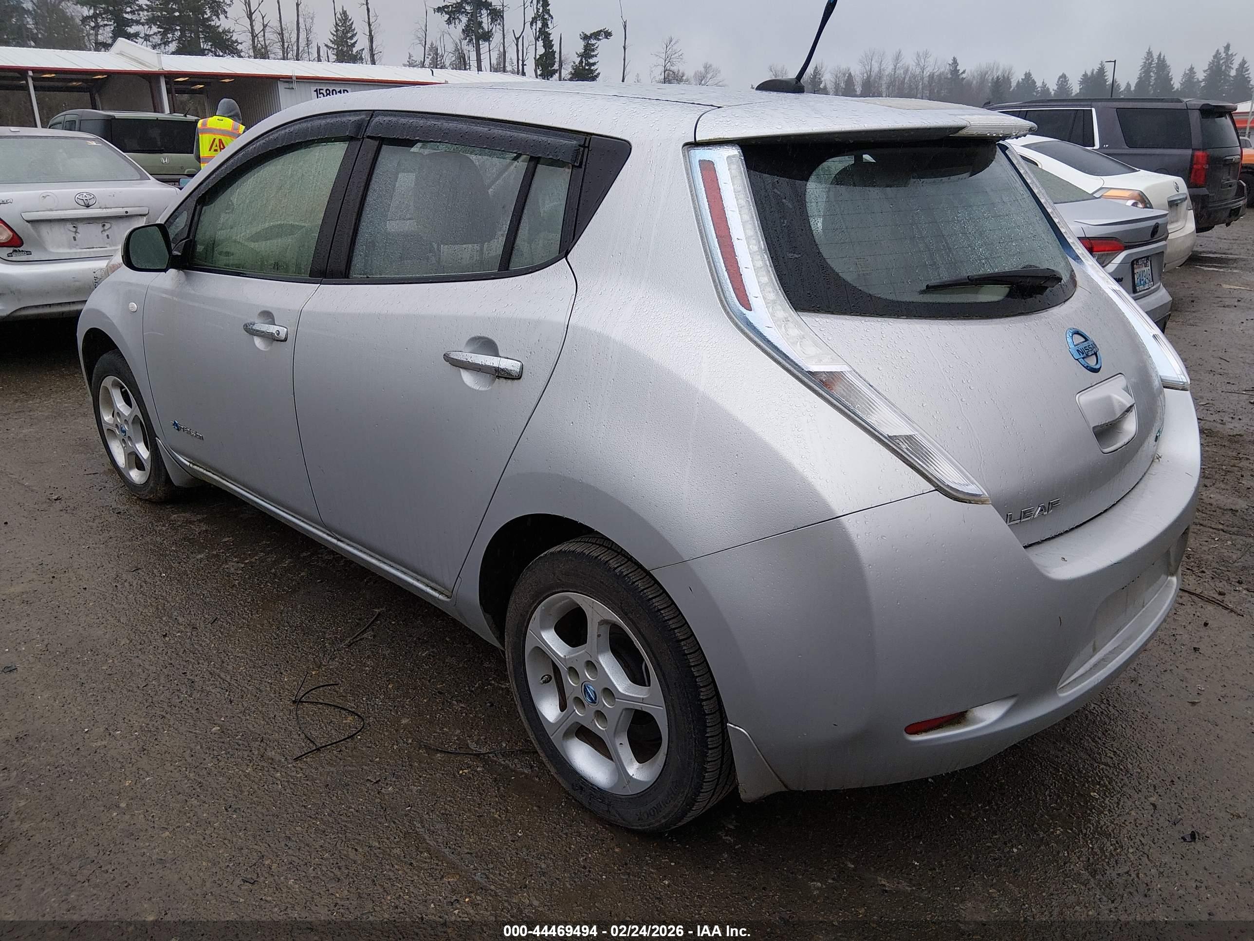 NISSAN LEAF image 3