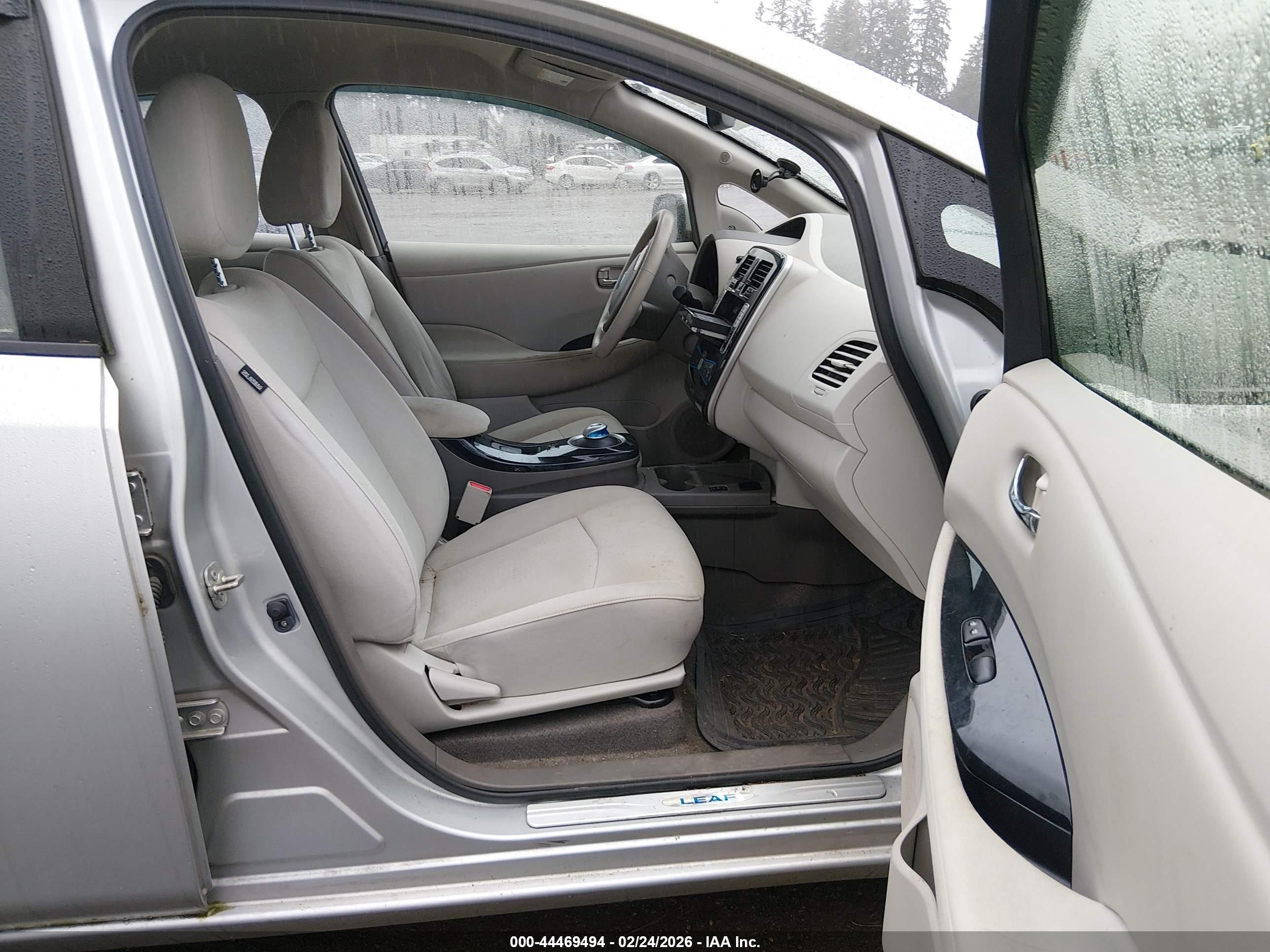 NISSAN LEAF image 5