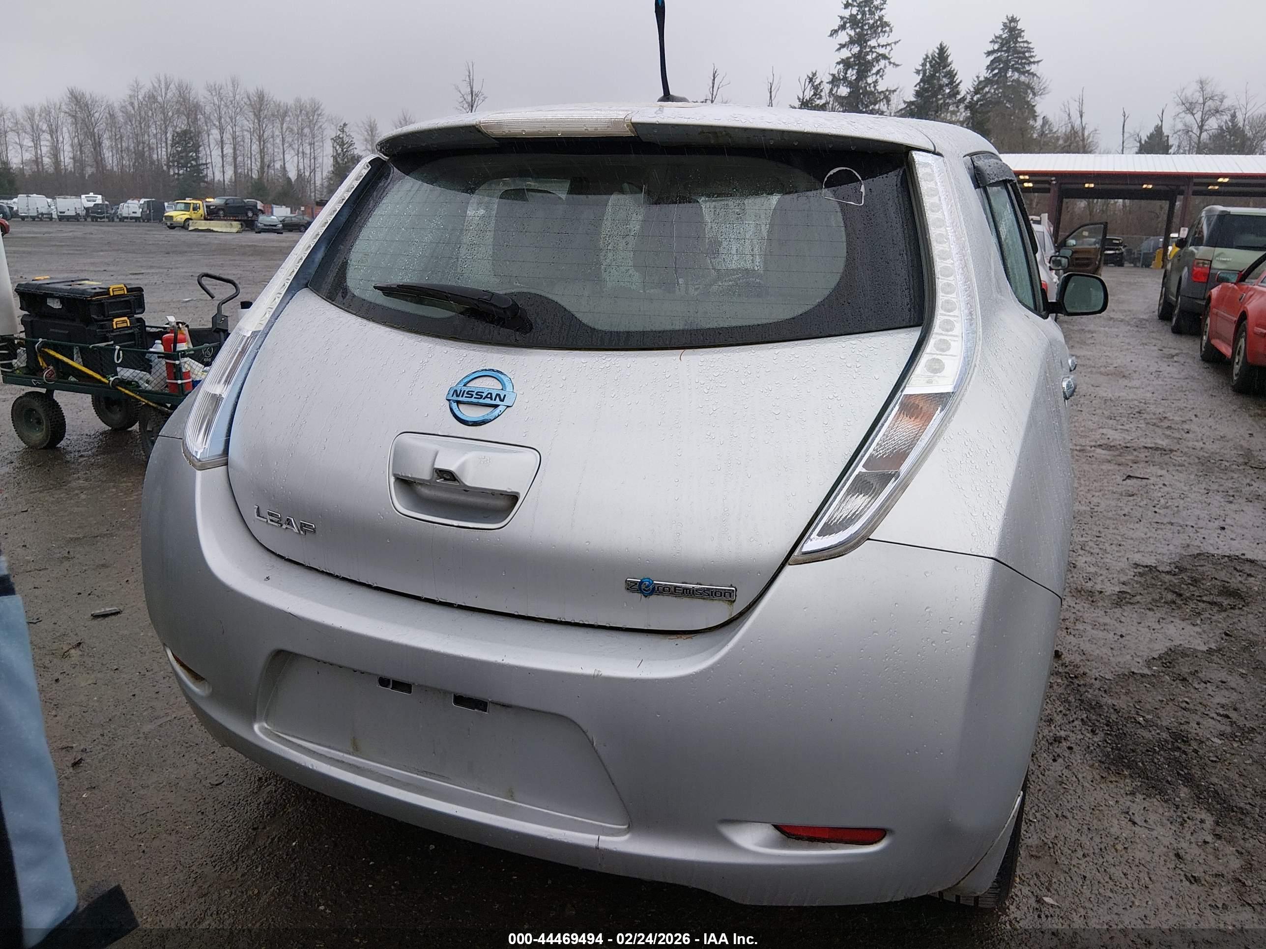 NISSAN LEAF image 6