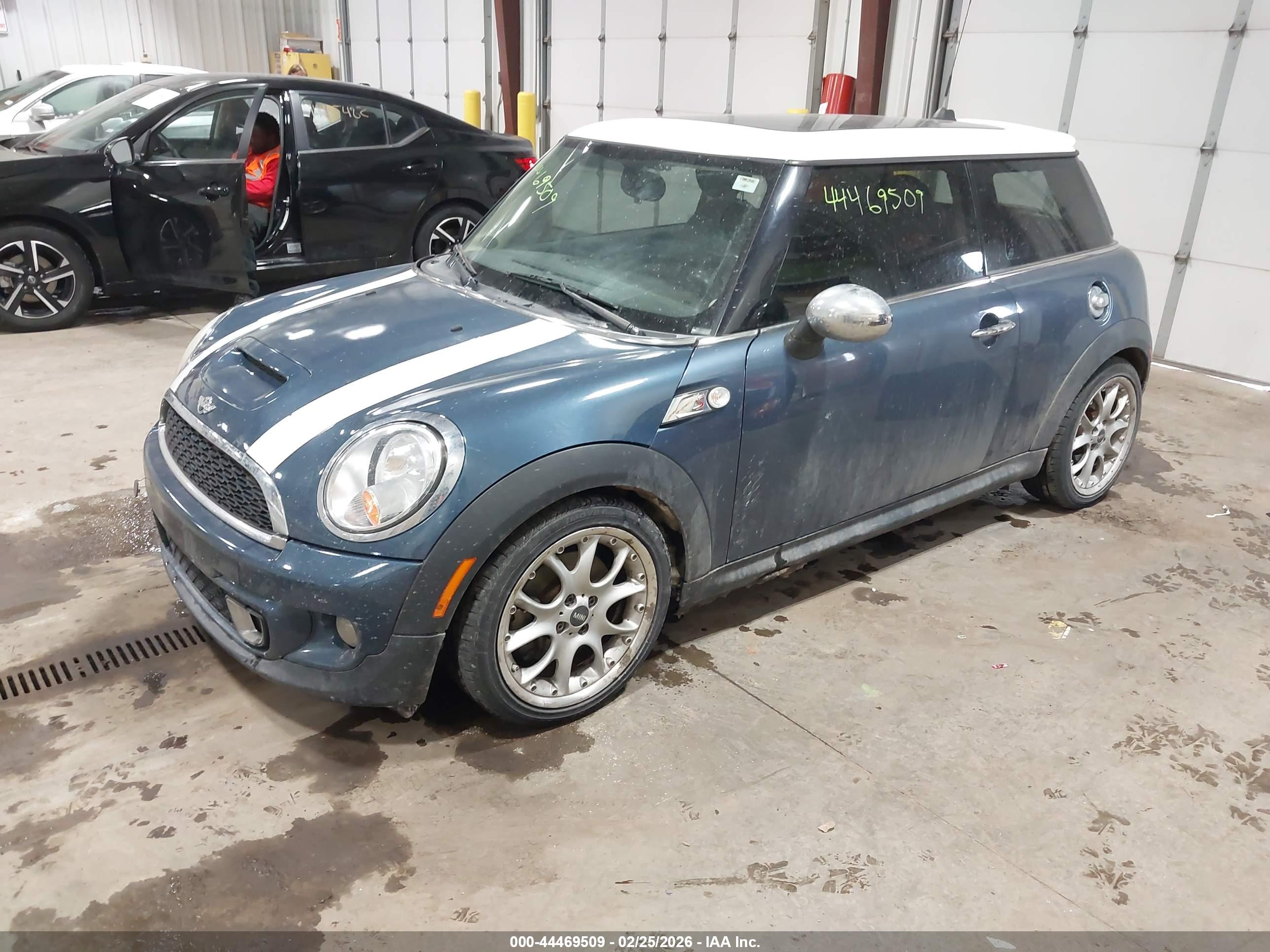 MINI COOPER image 2