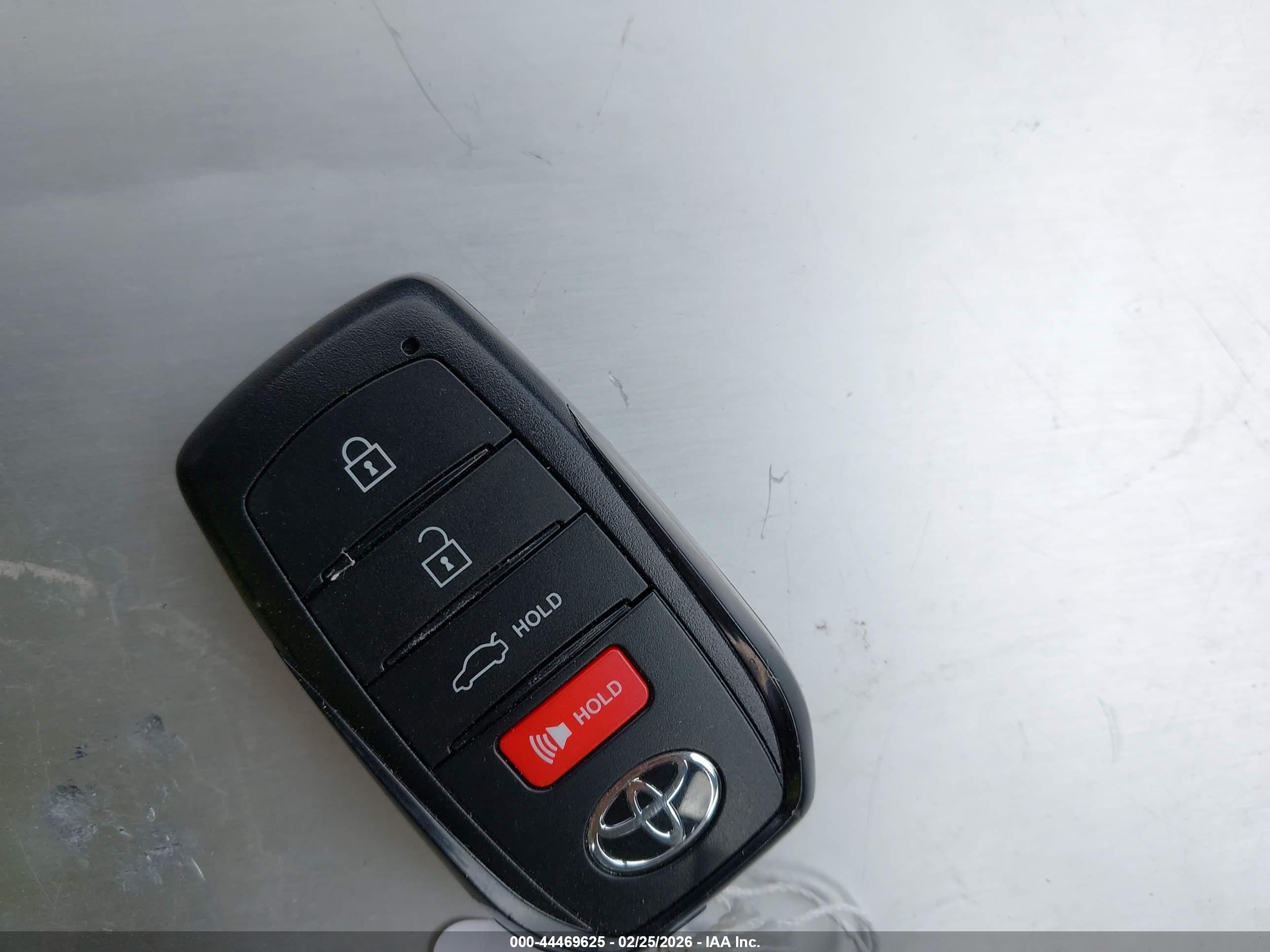 TOYOTA CAMRY image 11