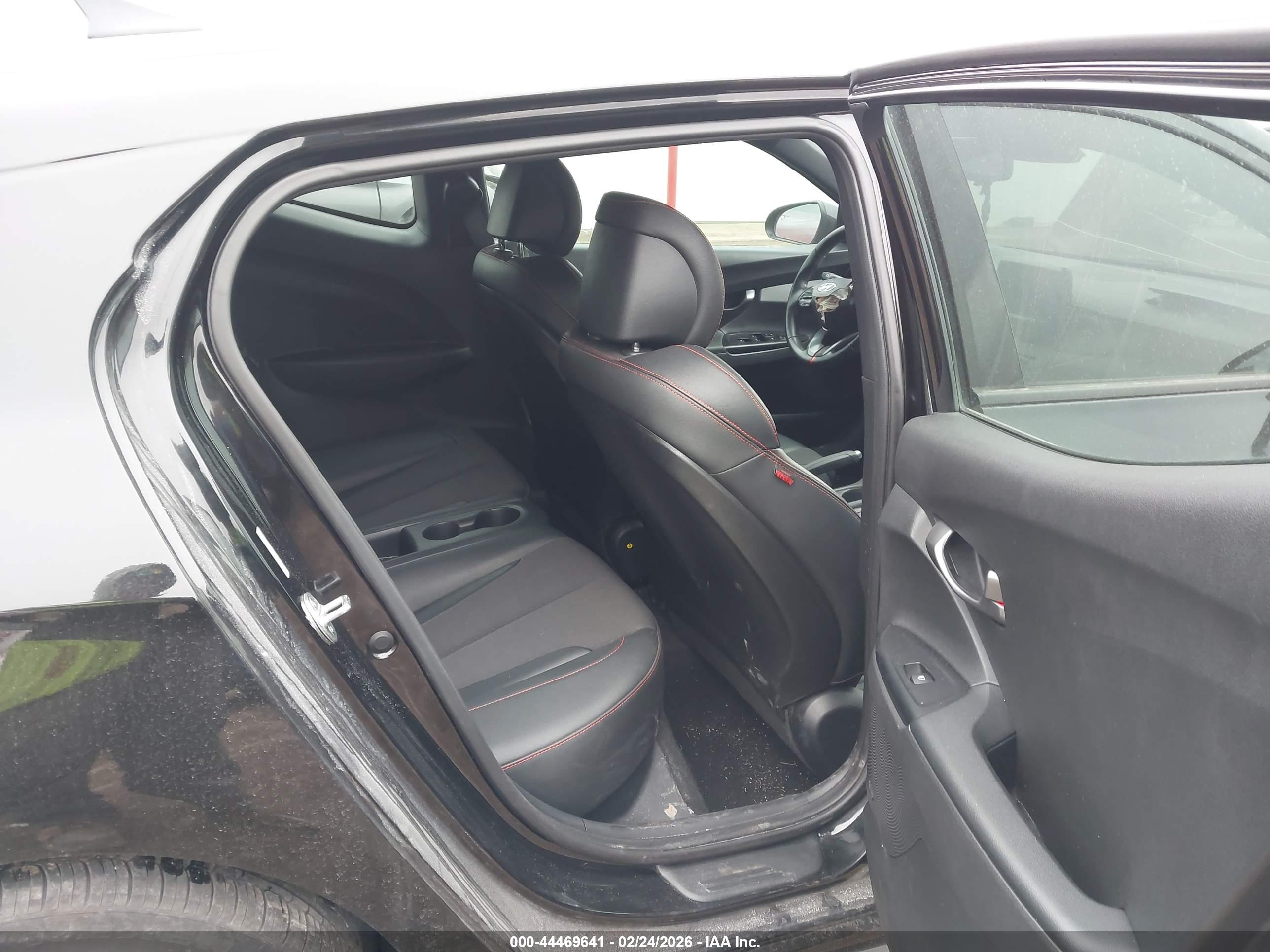 HYUNDAI VELOSTER image 8
