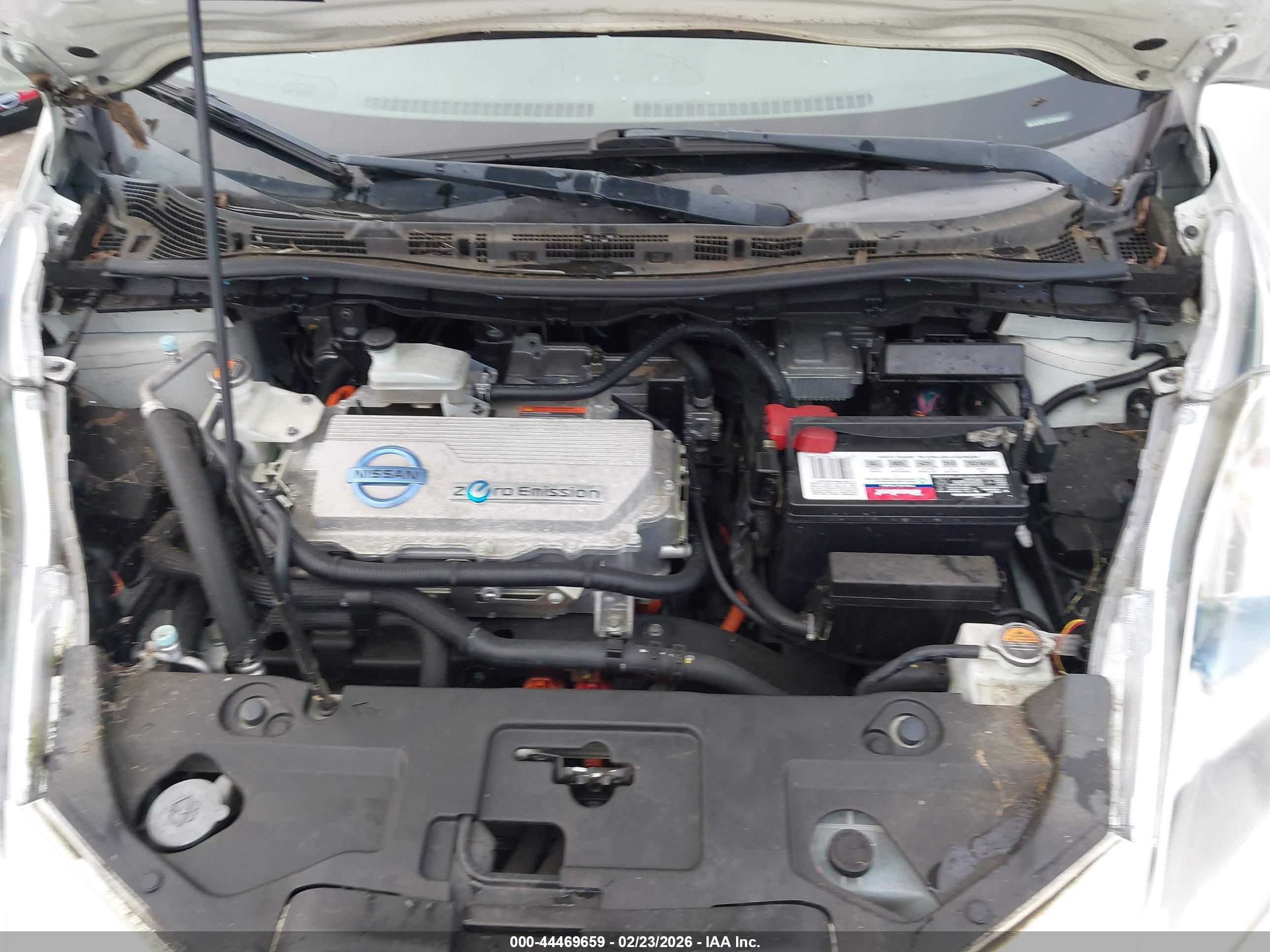 NISSAN LEAF image 10