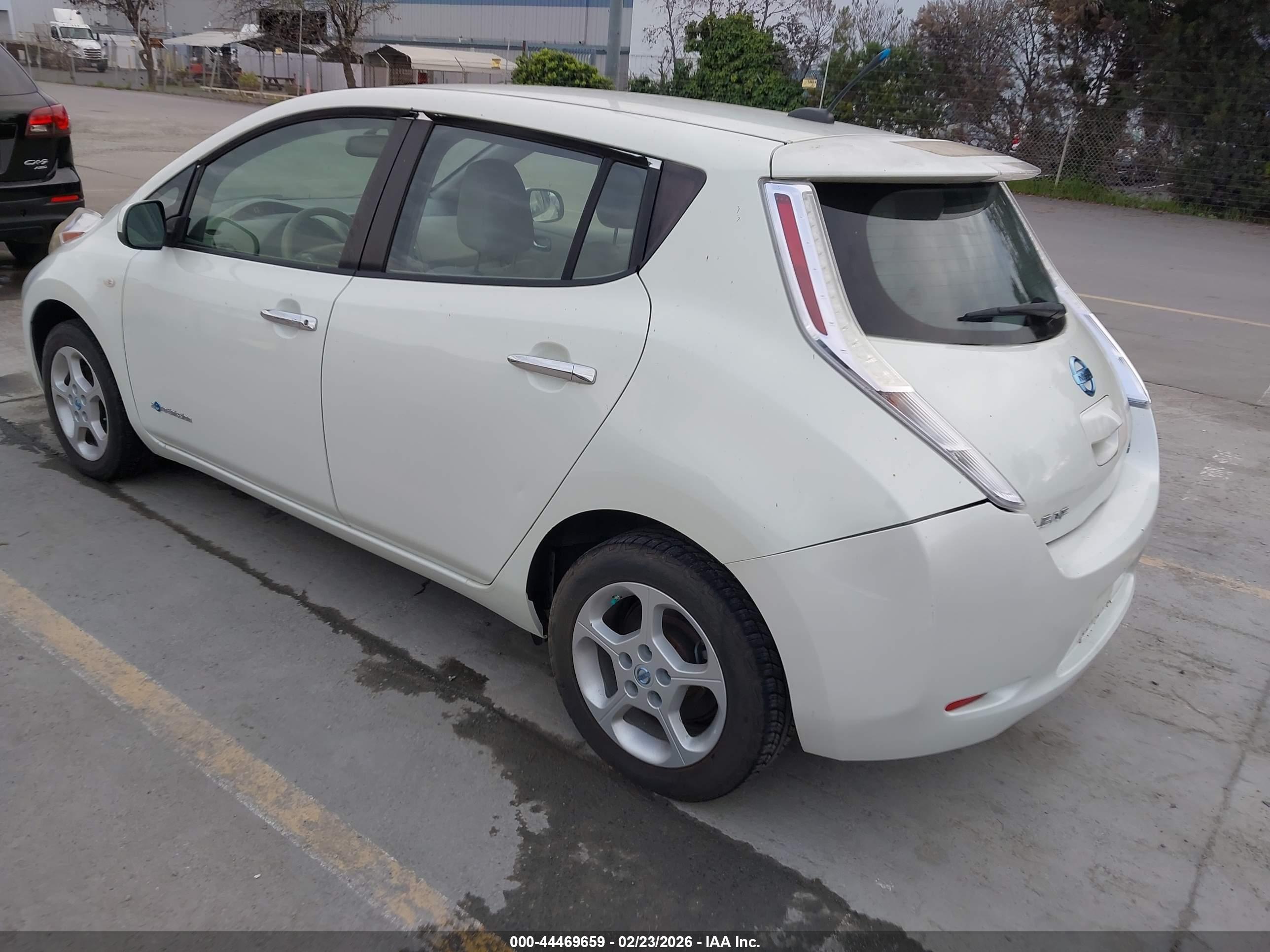 NISSAN LEAF image 3