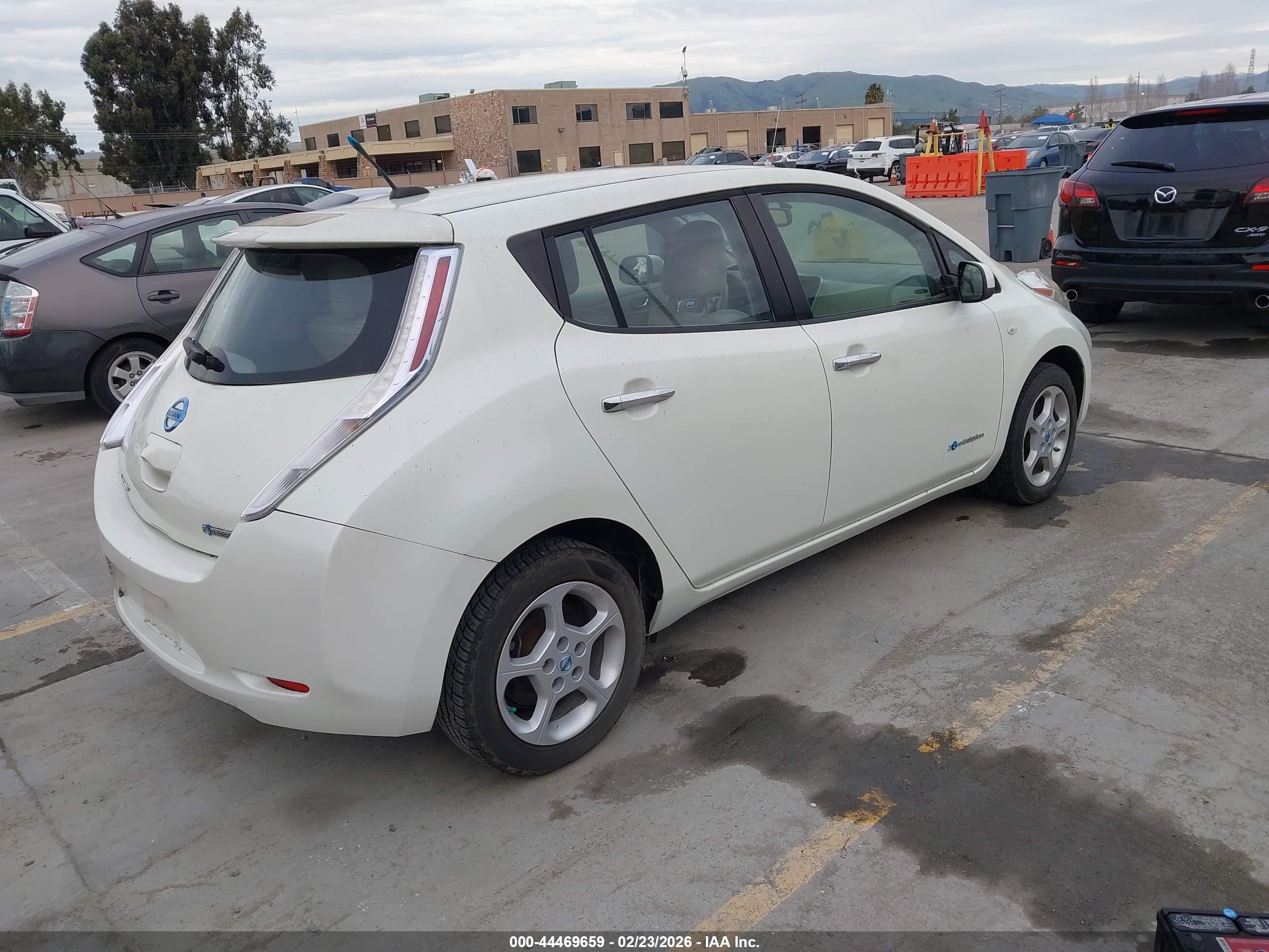 NISSAN LEAF image 4