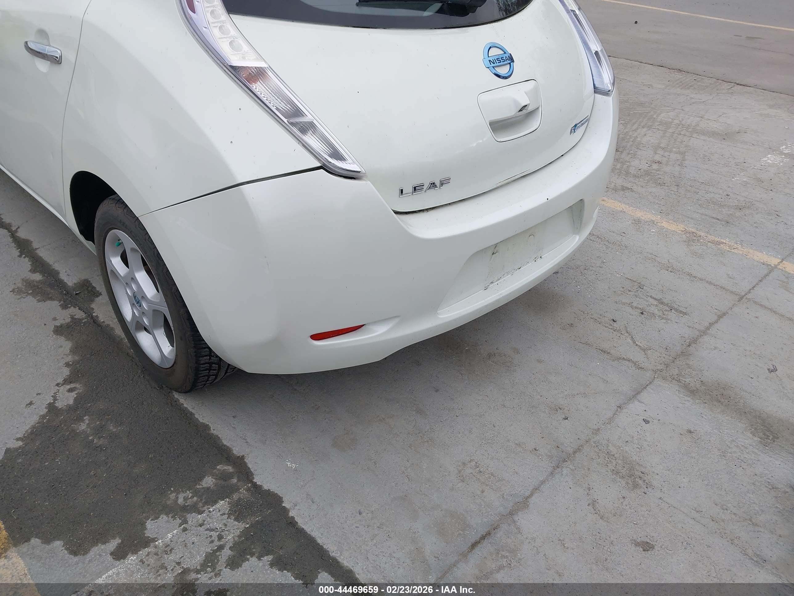 NISSAN LEAF image 6