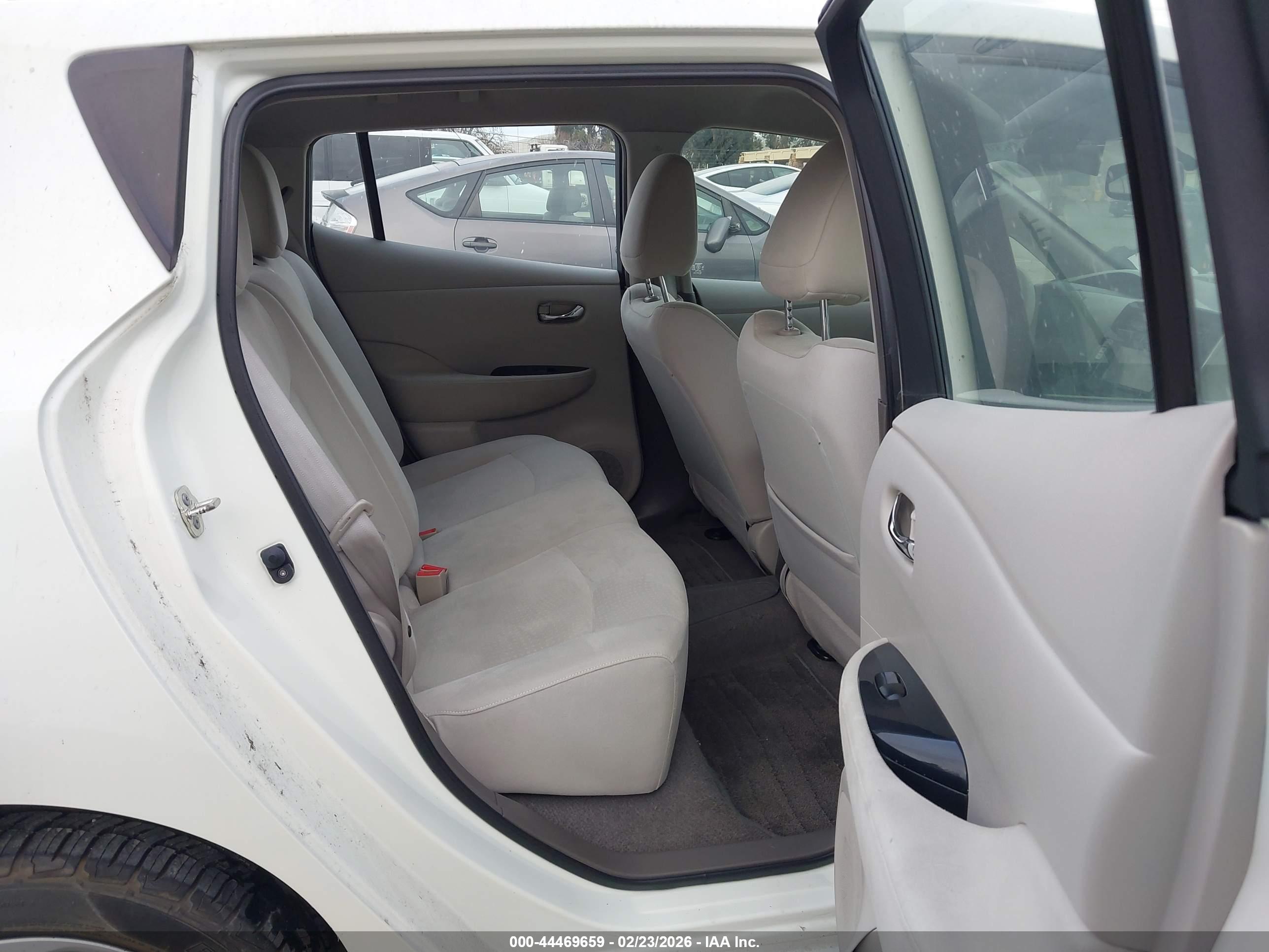 NISSAN LEAF image 8