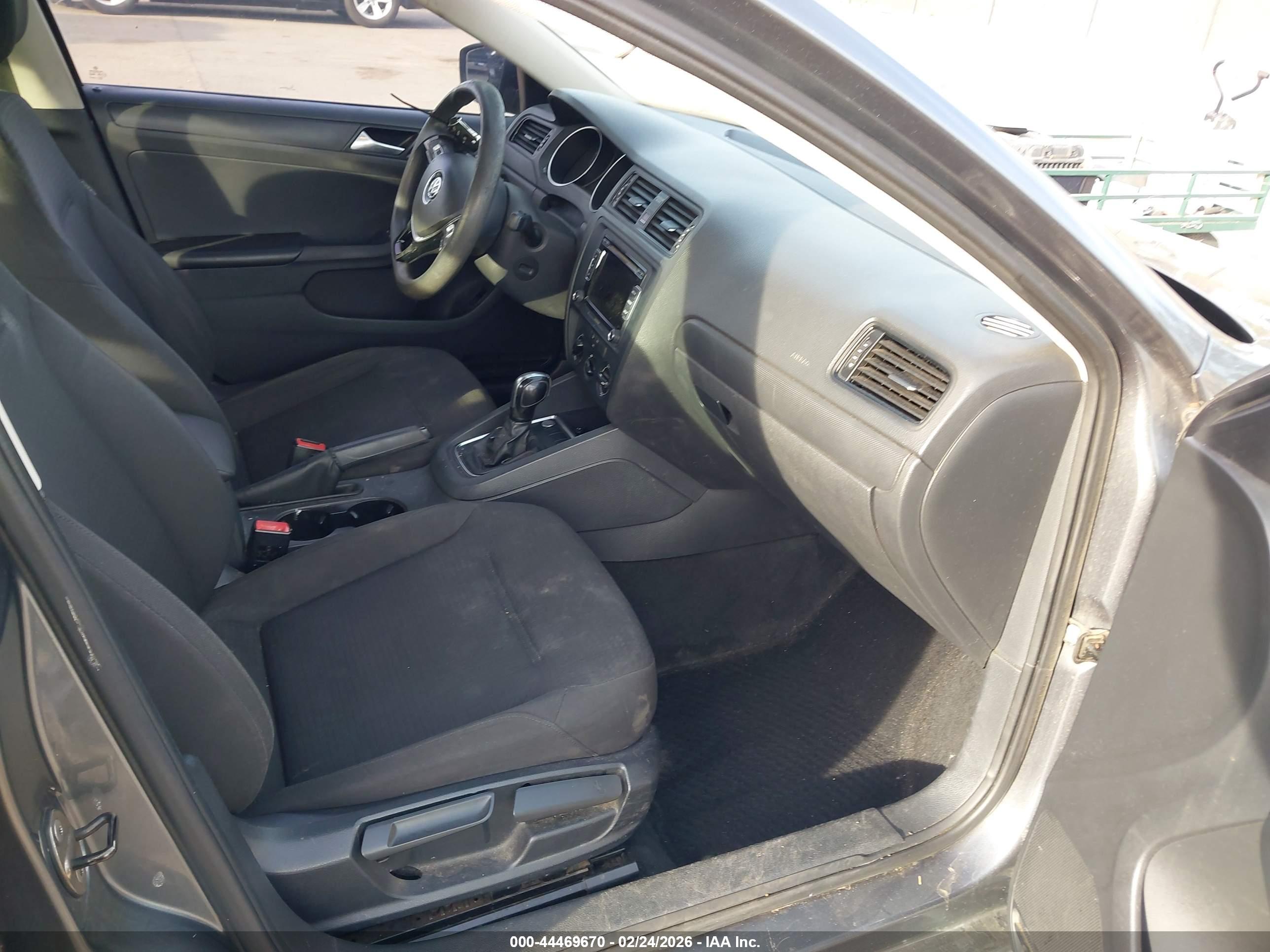 VOLKSWAGEN JETTA image 5