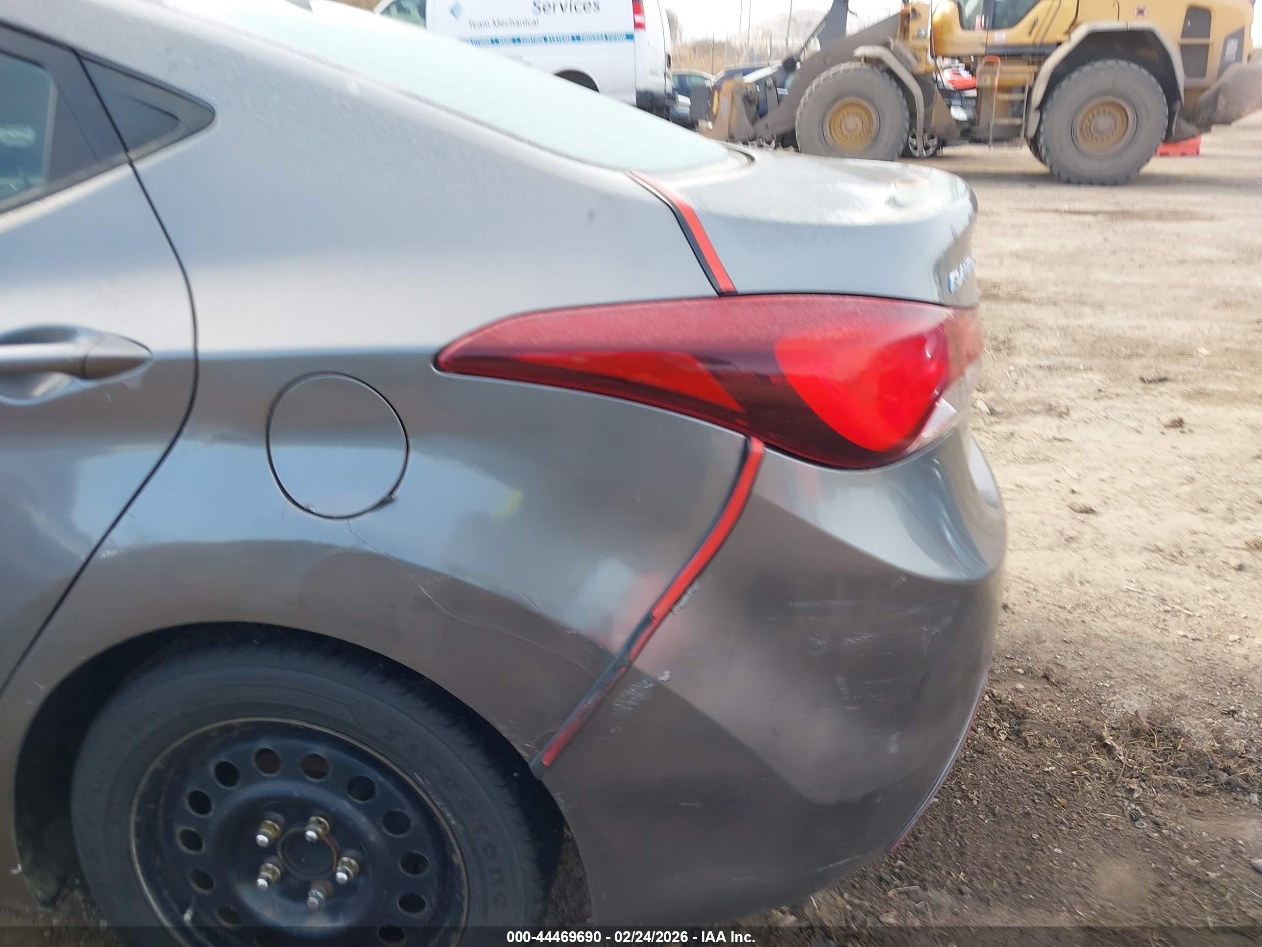 HYUNDAI ELANTRA image 6
