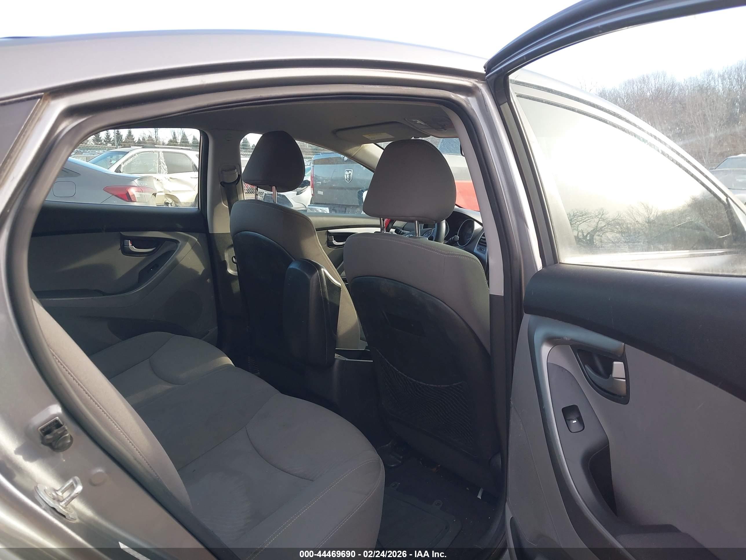 HYUNDAI ELANTRA image 8