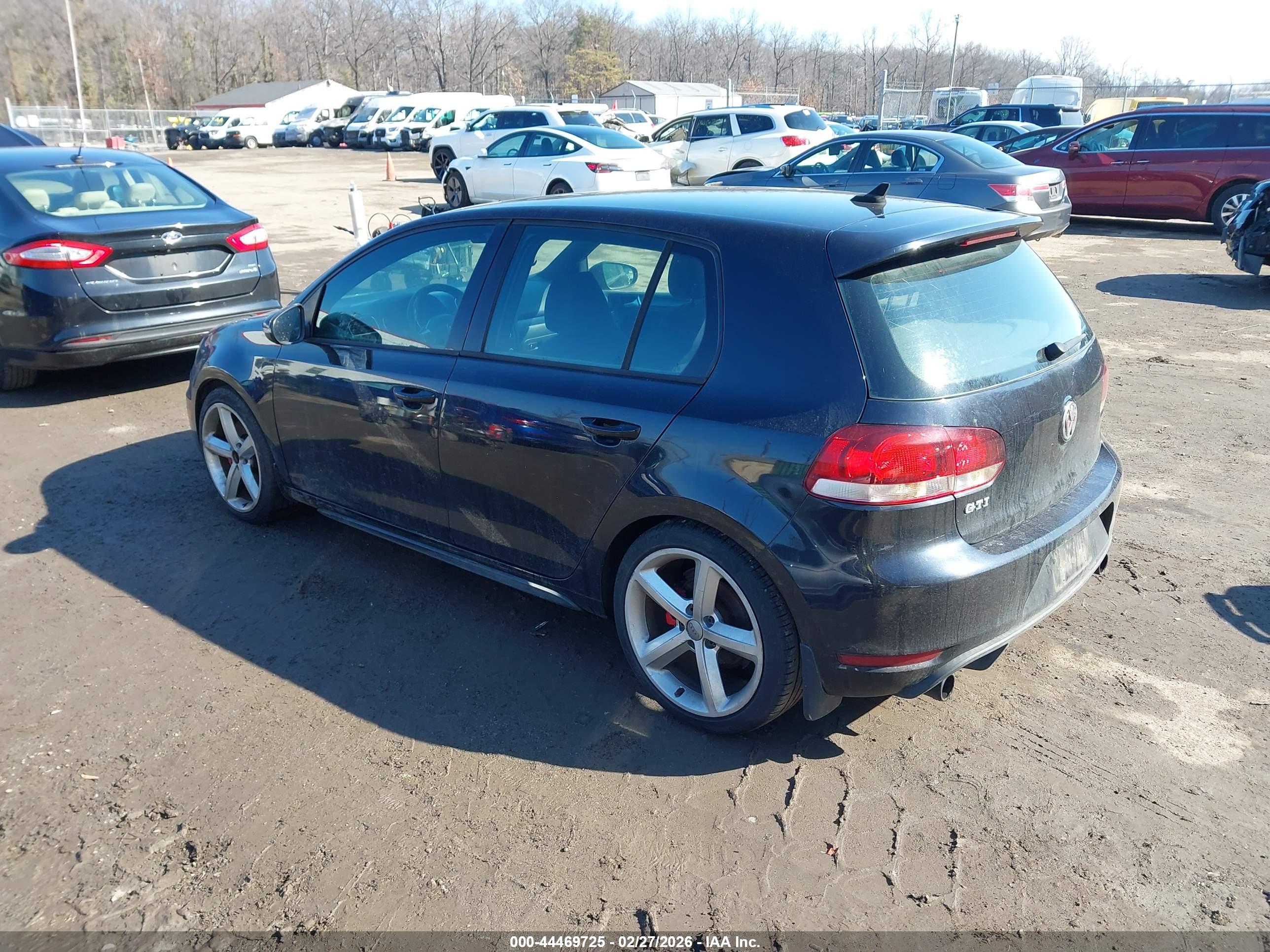 VOLKSWAGEN GTI image 3