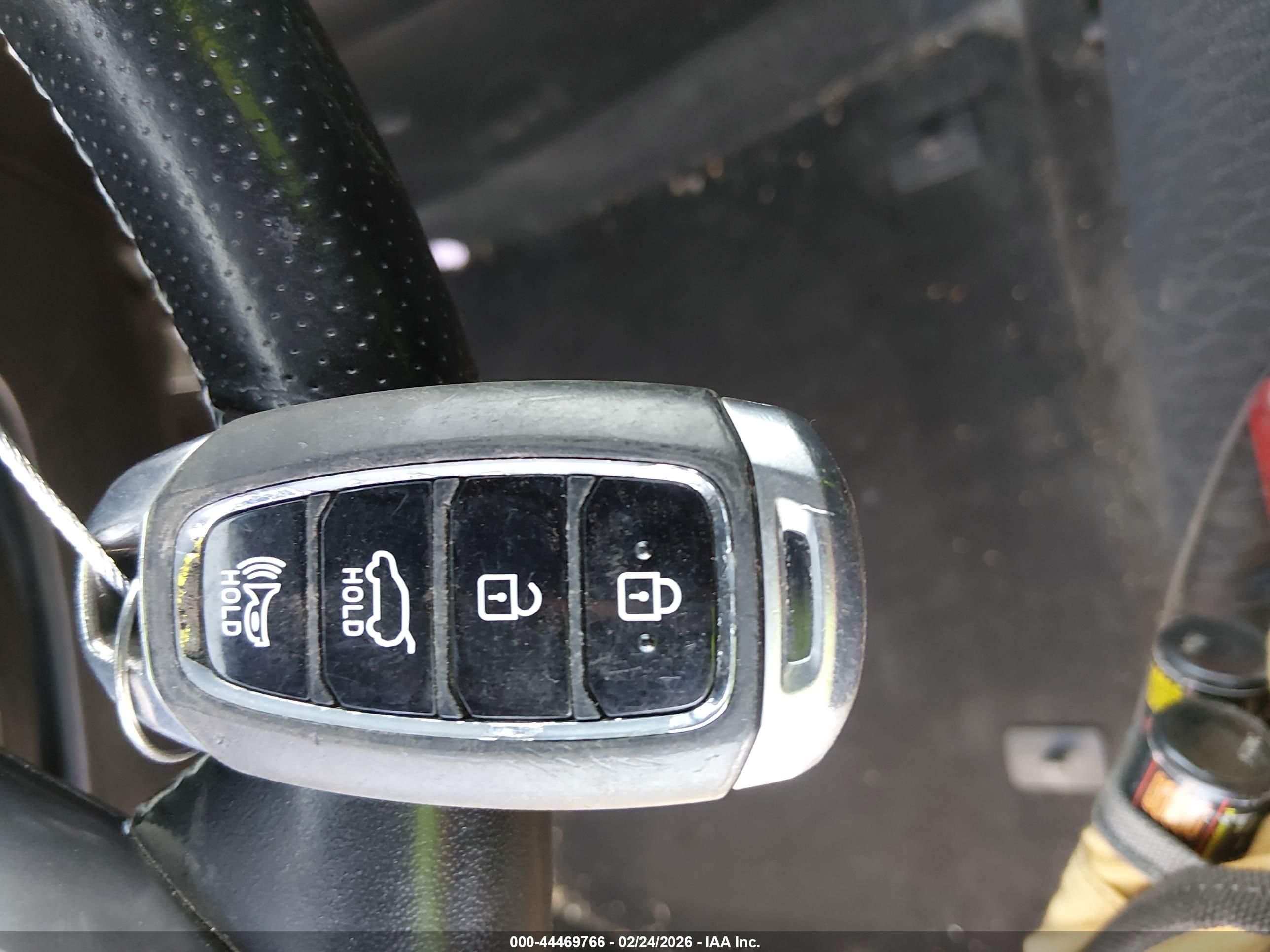 HYUNDAI VELOSTER image 11