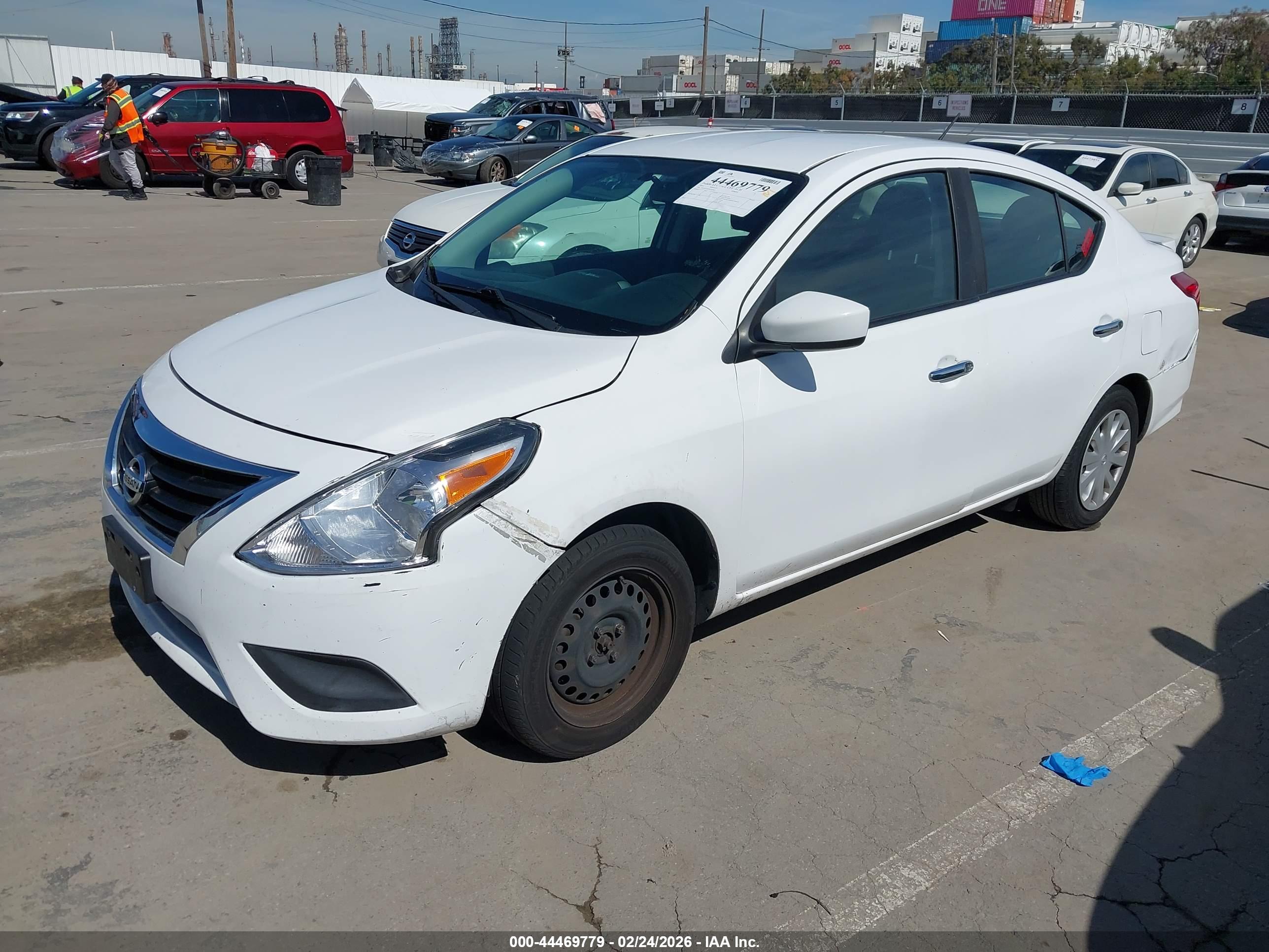 NISSAN VERSA image 2