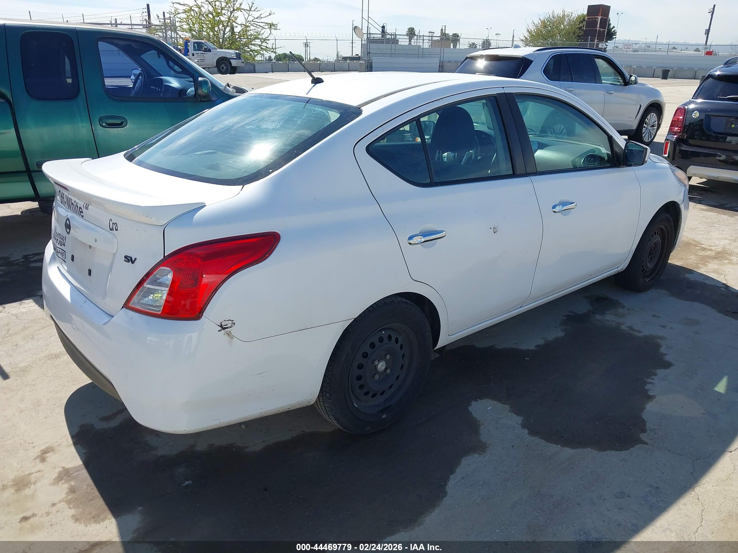 NISSAN VERSA image 4