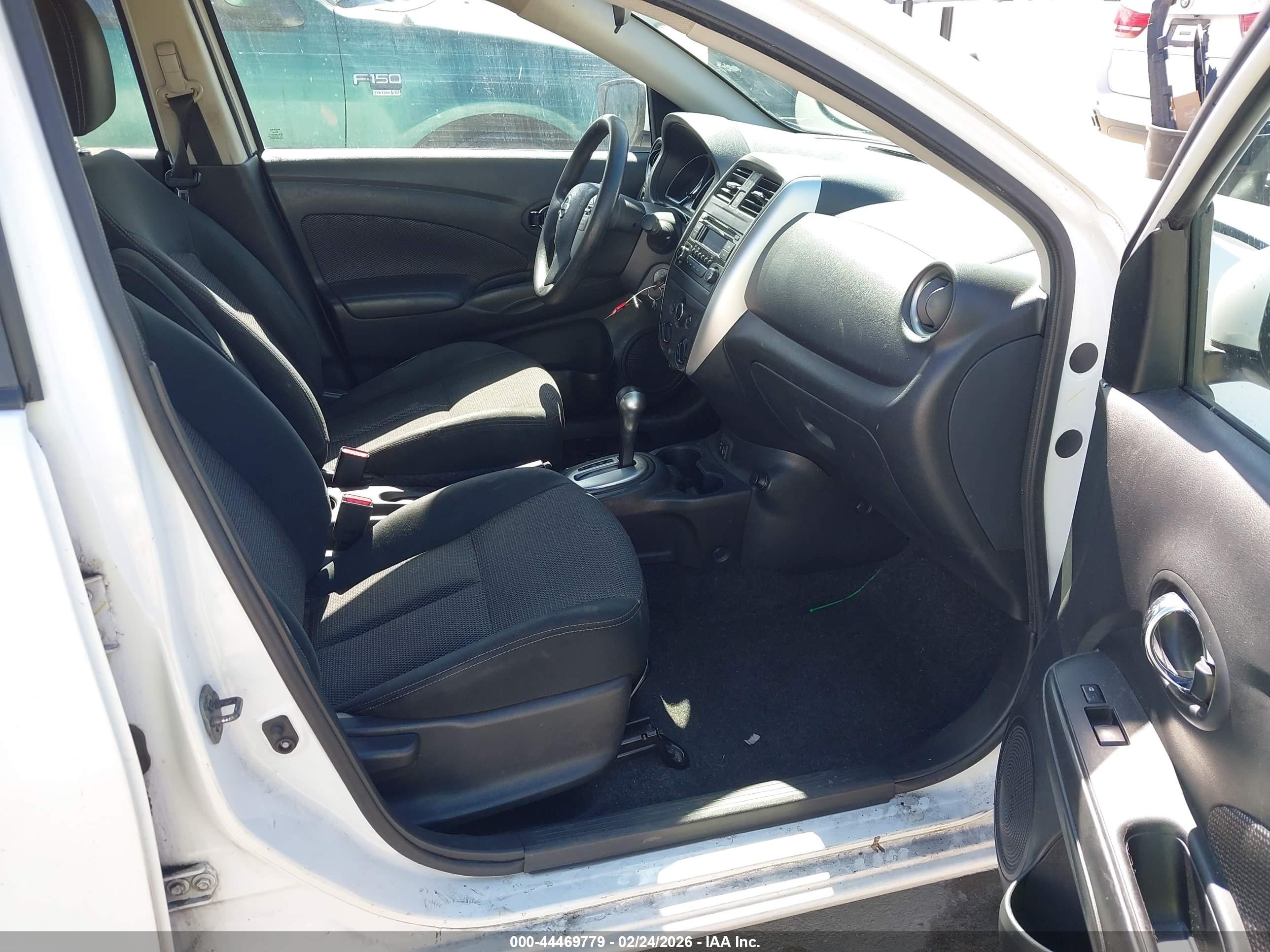 NISSAN VERSA image 5