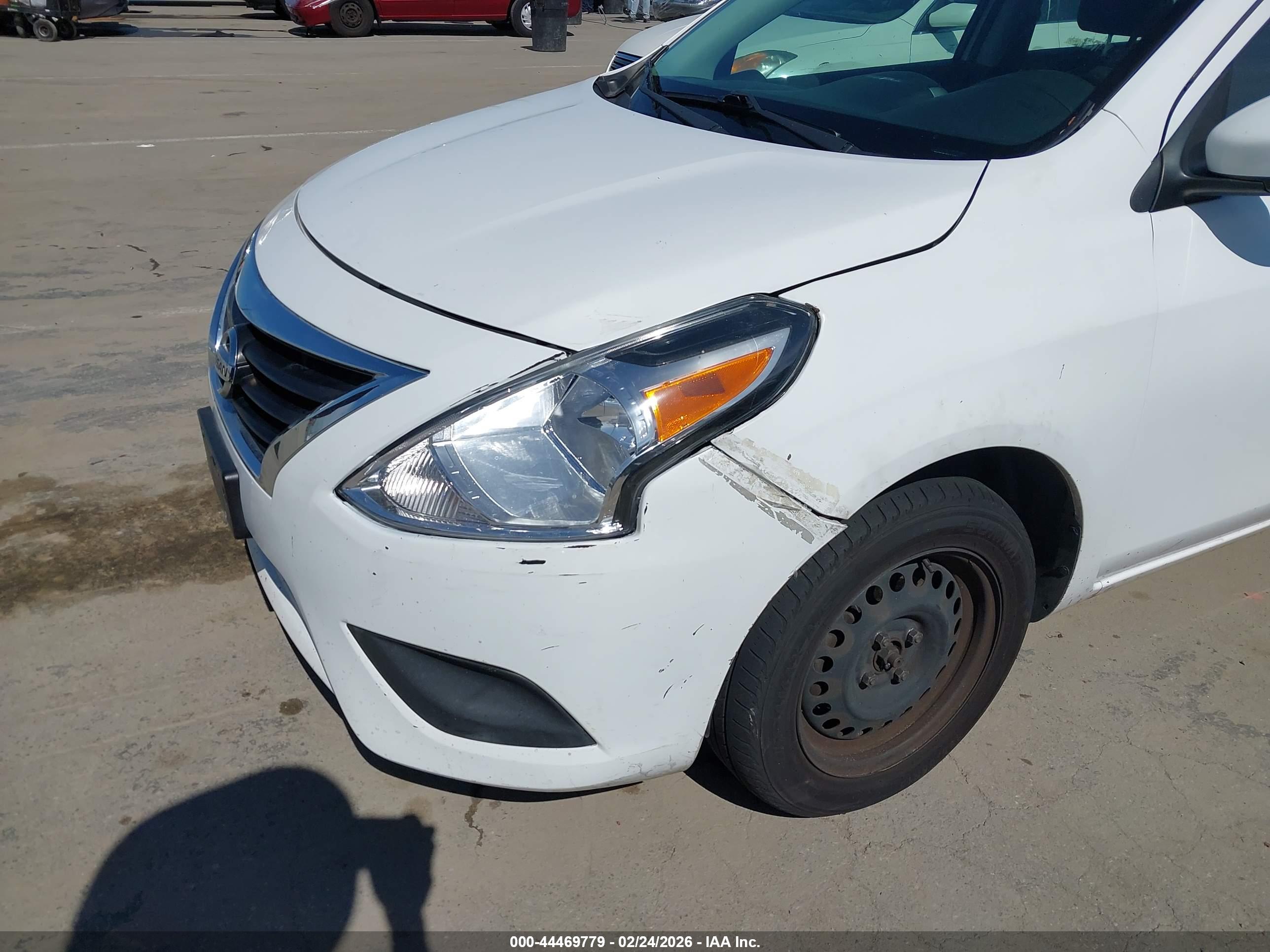 NISSAN VERSA image 6
