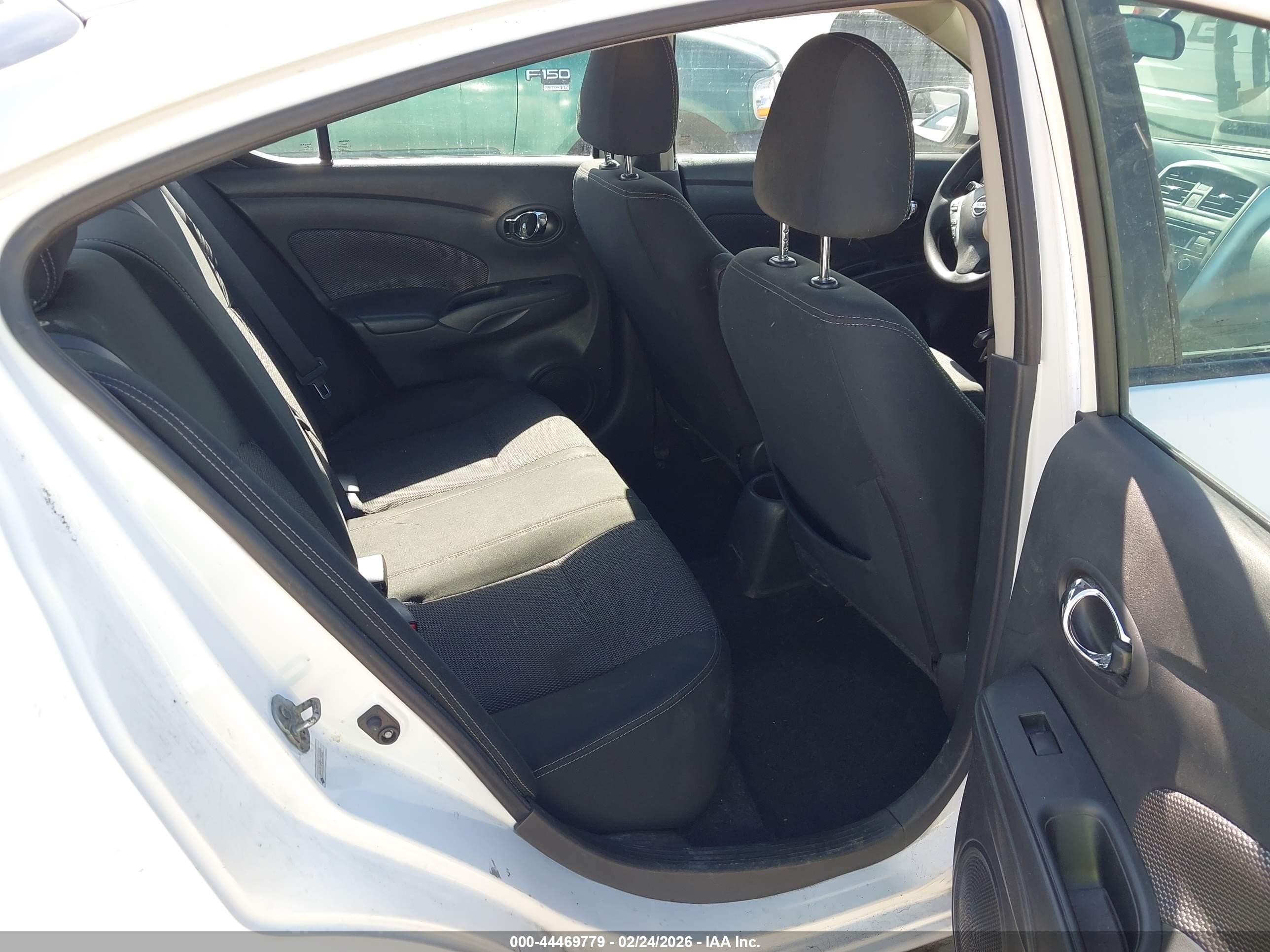 NISSAN VERSA image 8