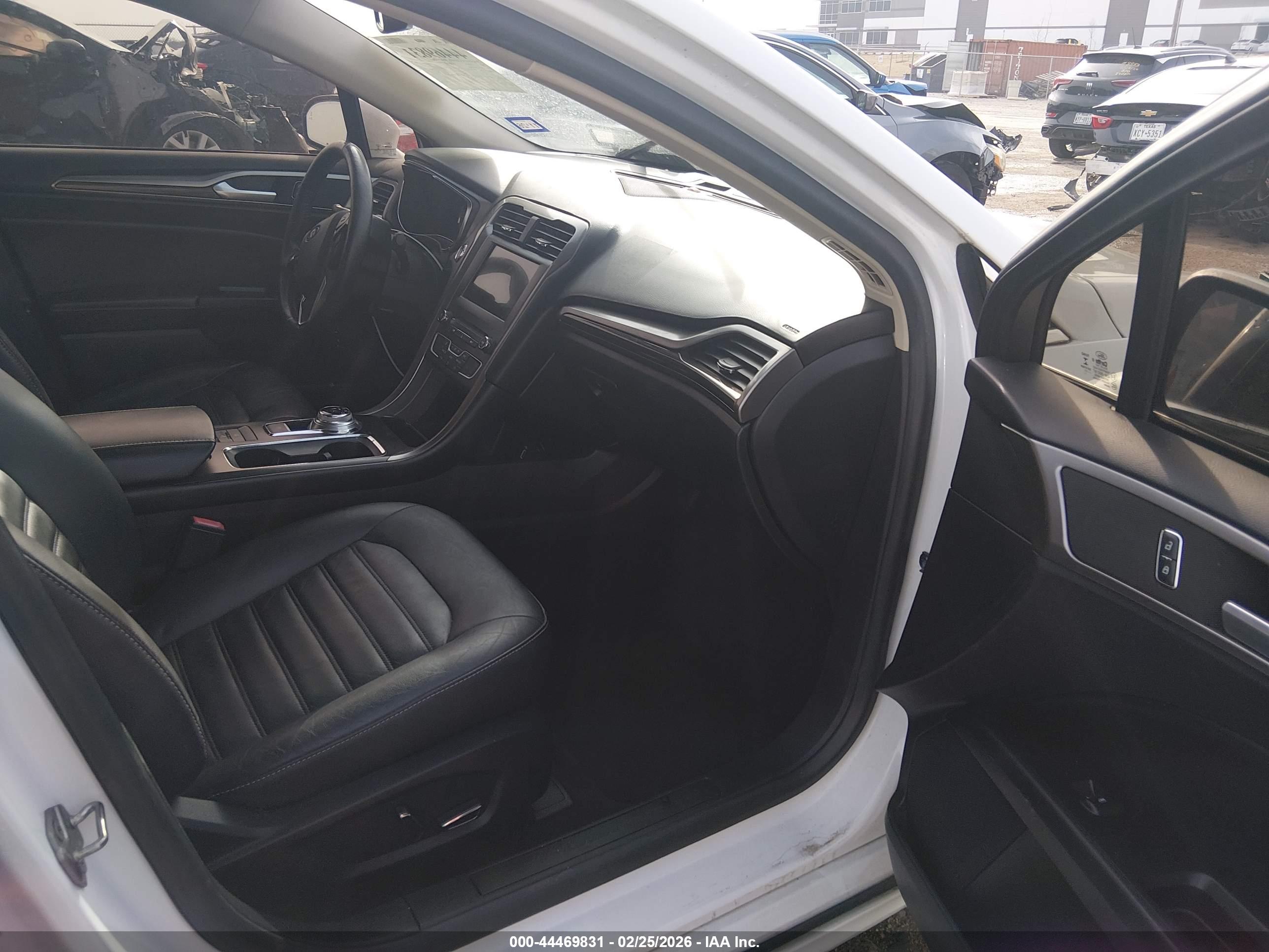 FORD FUSION image 5