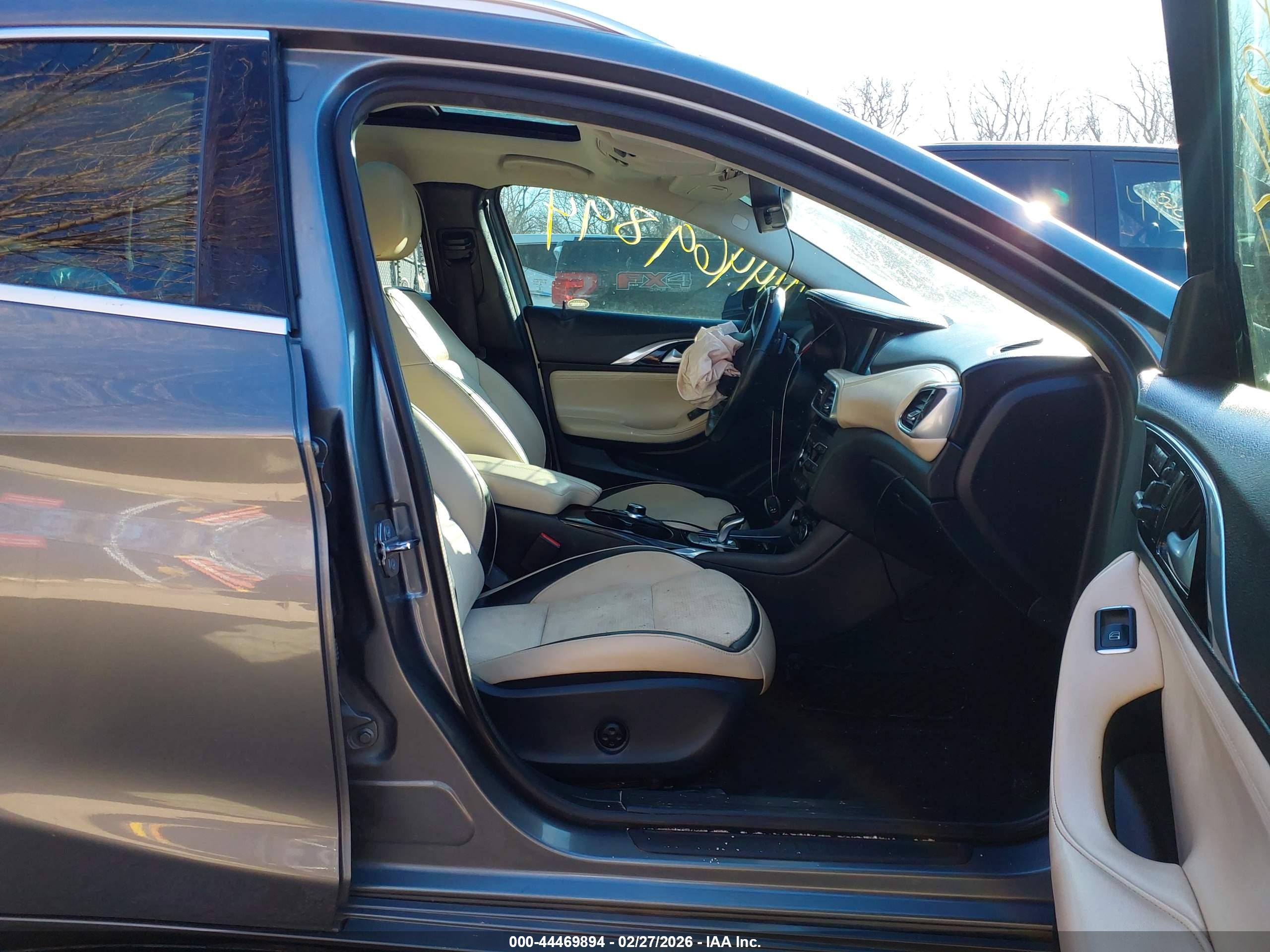 INFINITI QX30 image 5