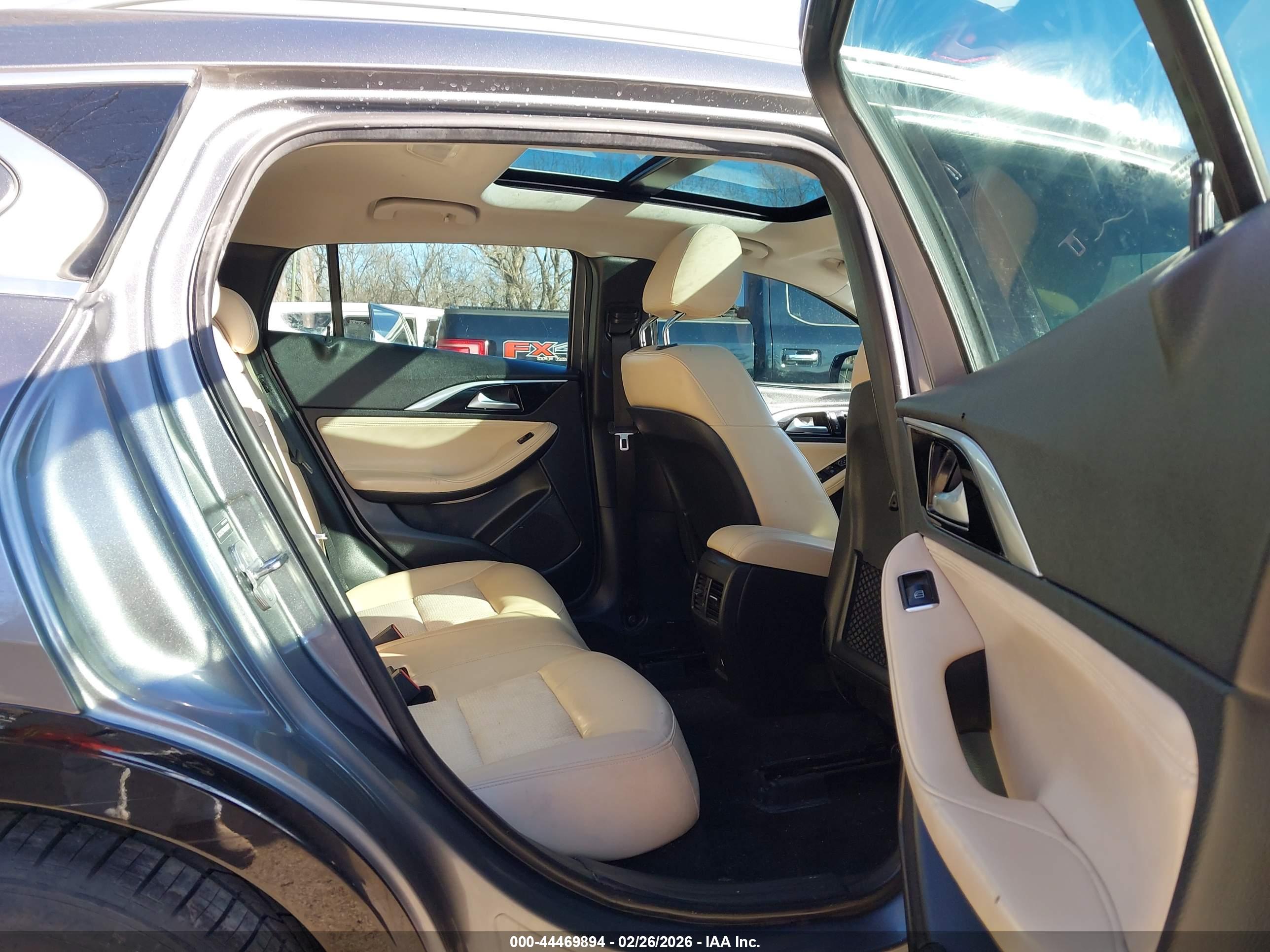 INFINITI QX30 image 8