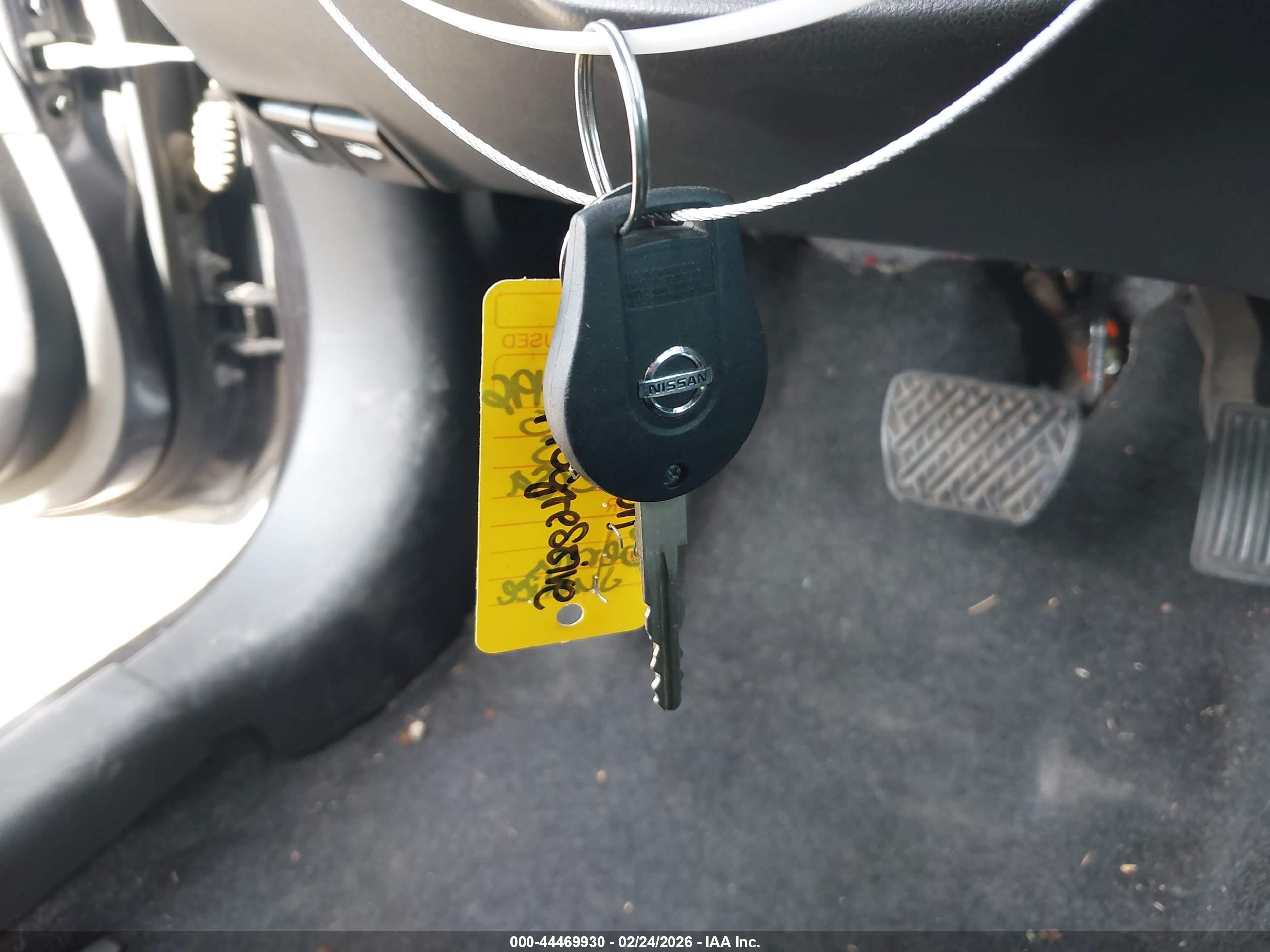 NISSAN VERSA image 11