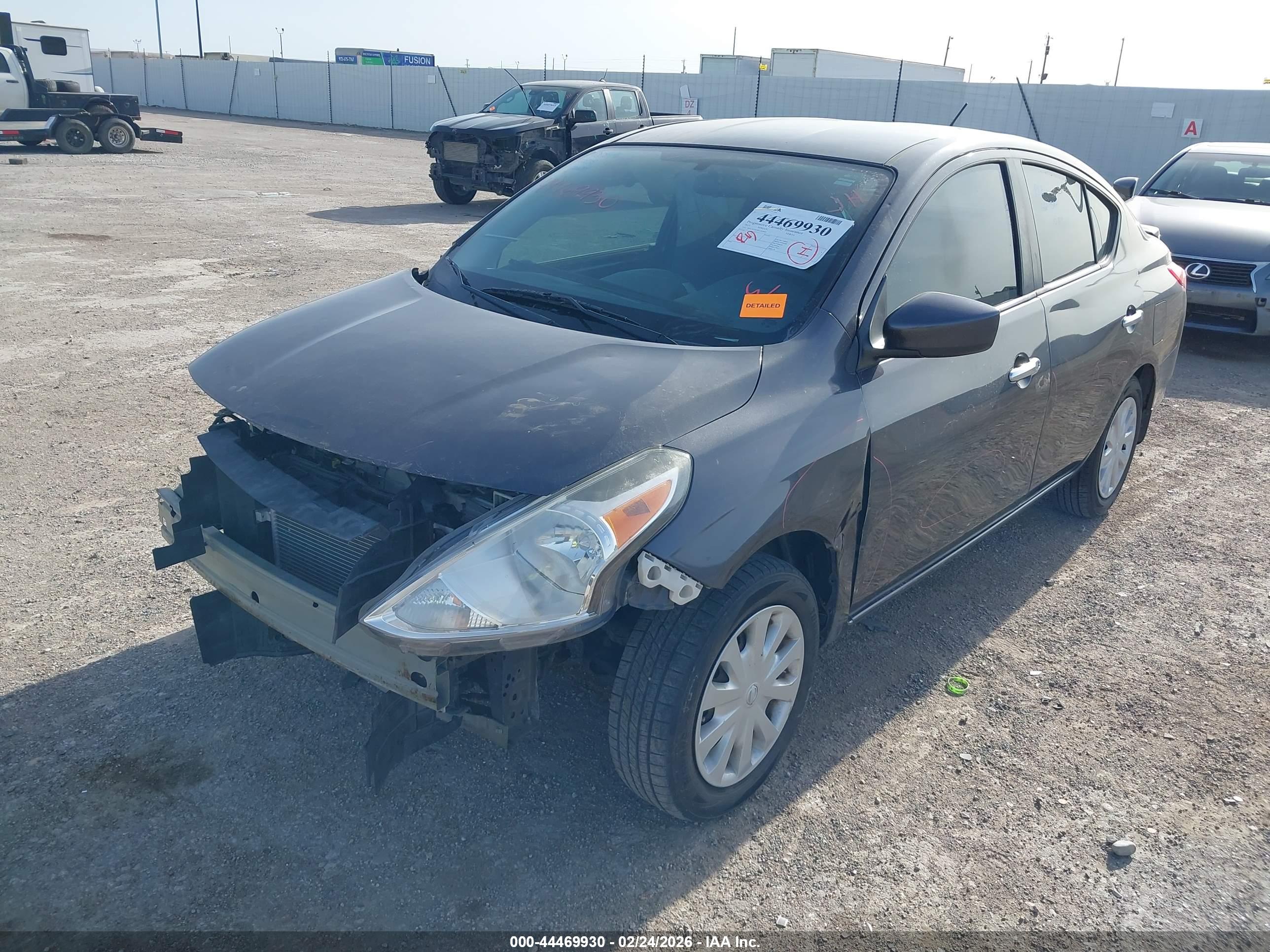 NISSAN VERSA image 2