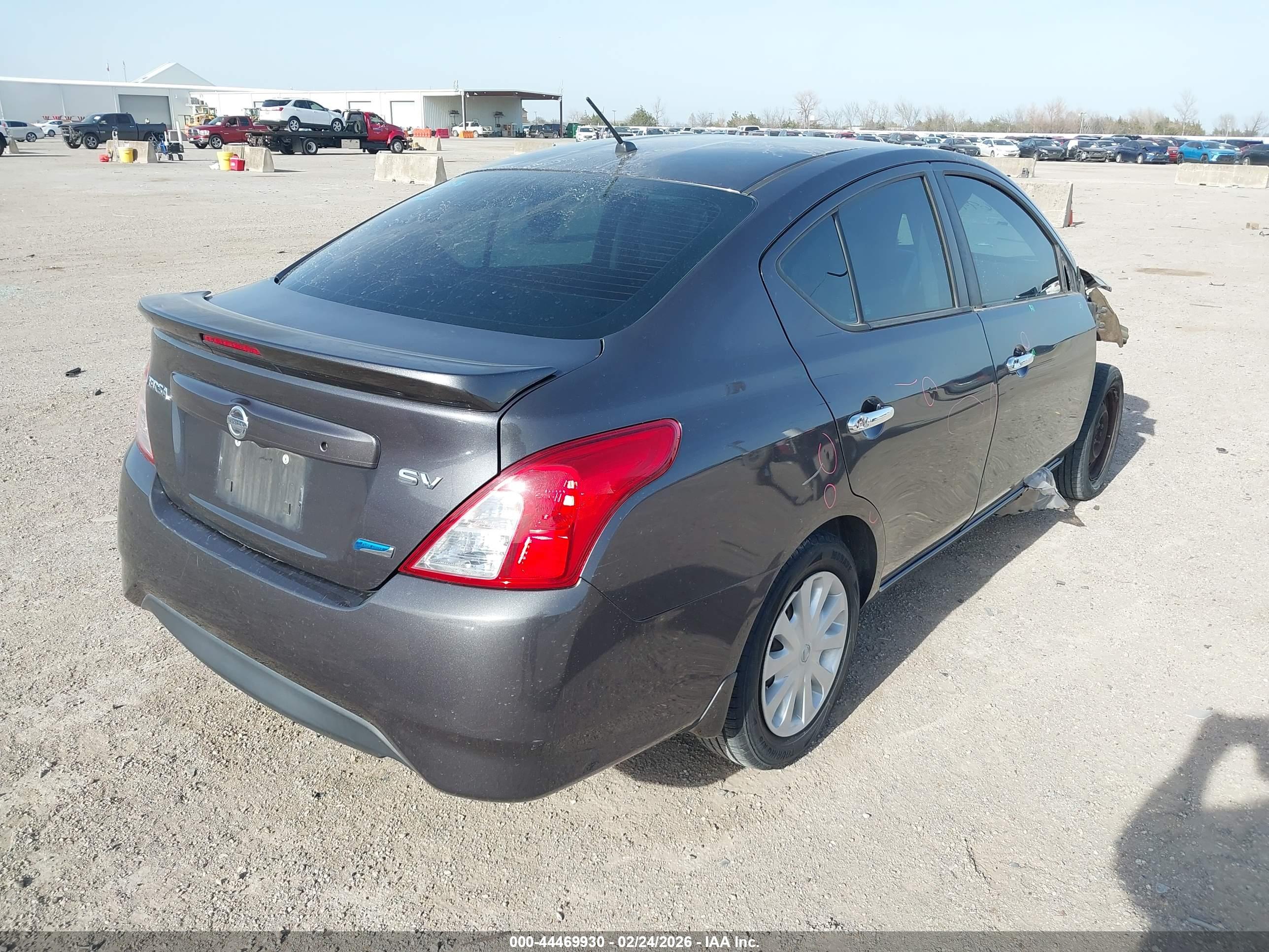 NISSAN VERSA image 4