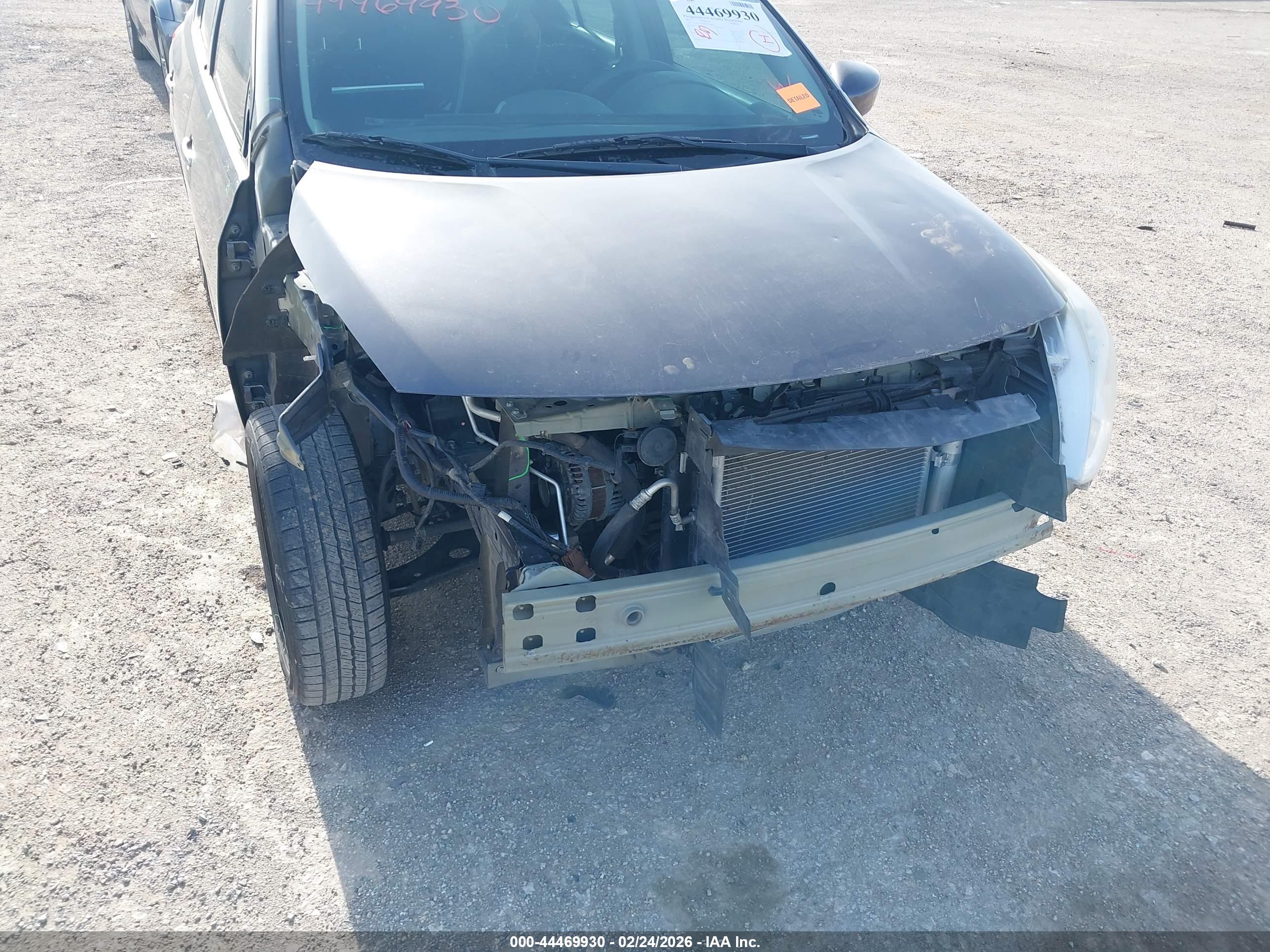 NISSAN VERSA image 6
