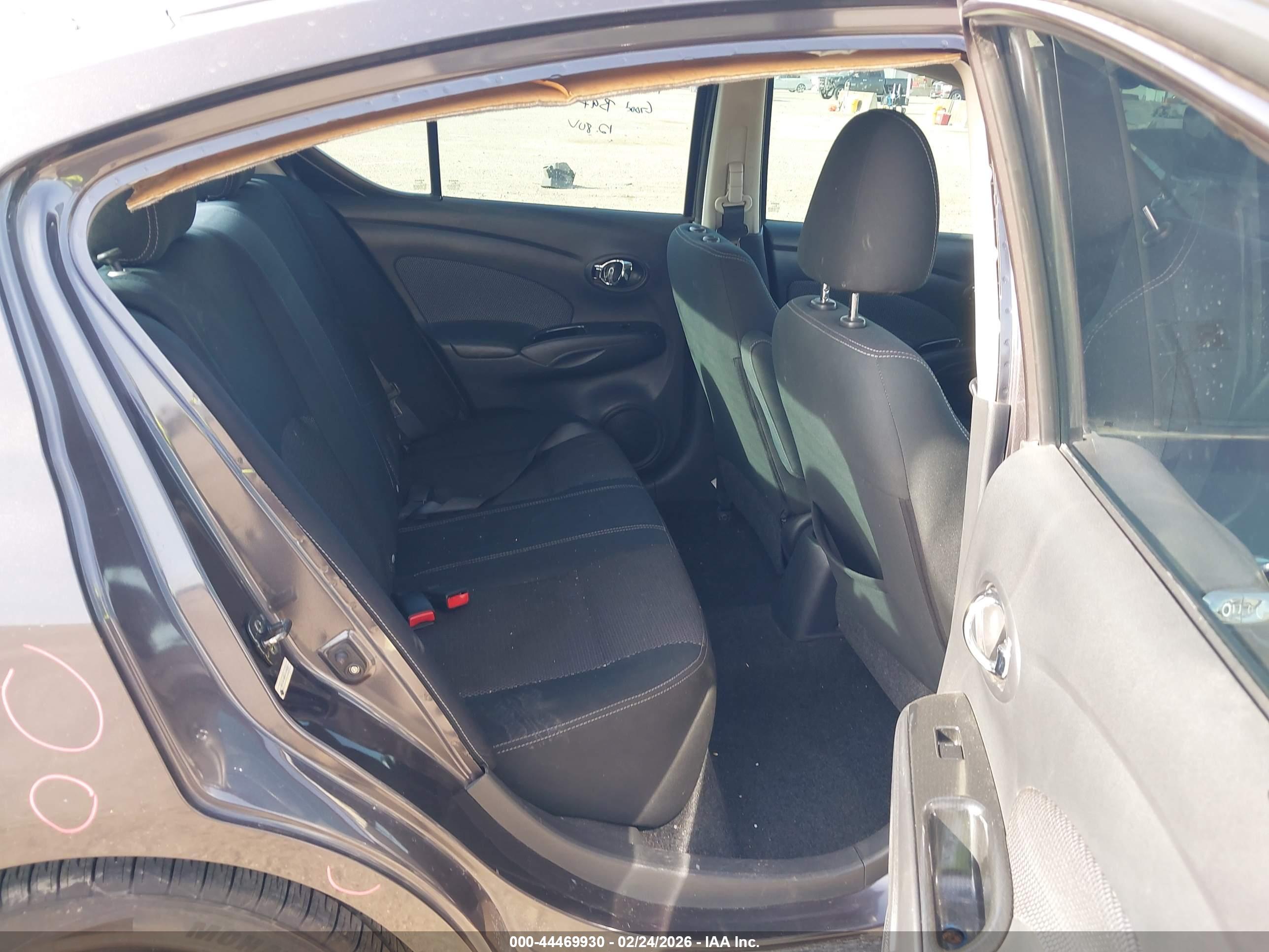 NISSAN VERSA image 8