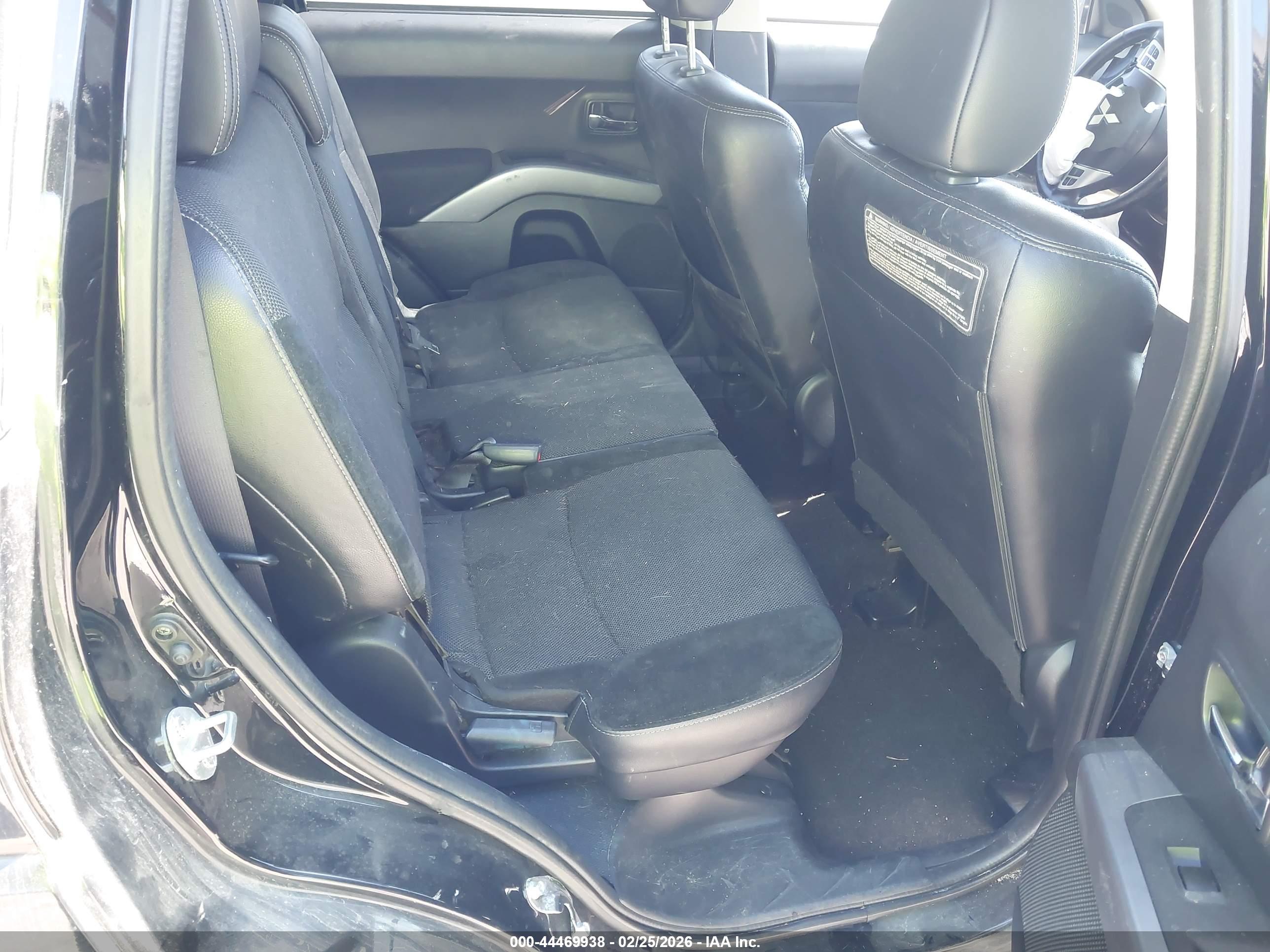 MITSUBISHI OUTLANDER image 8