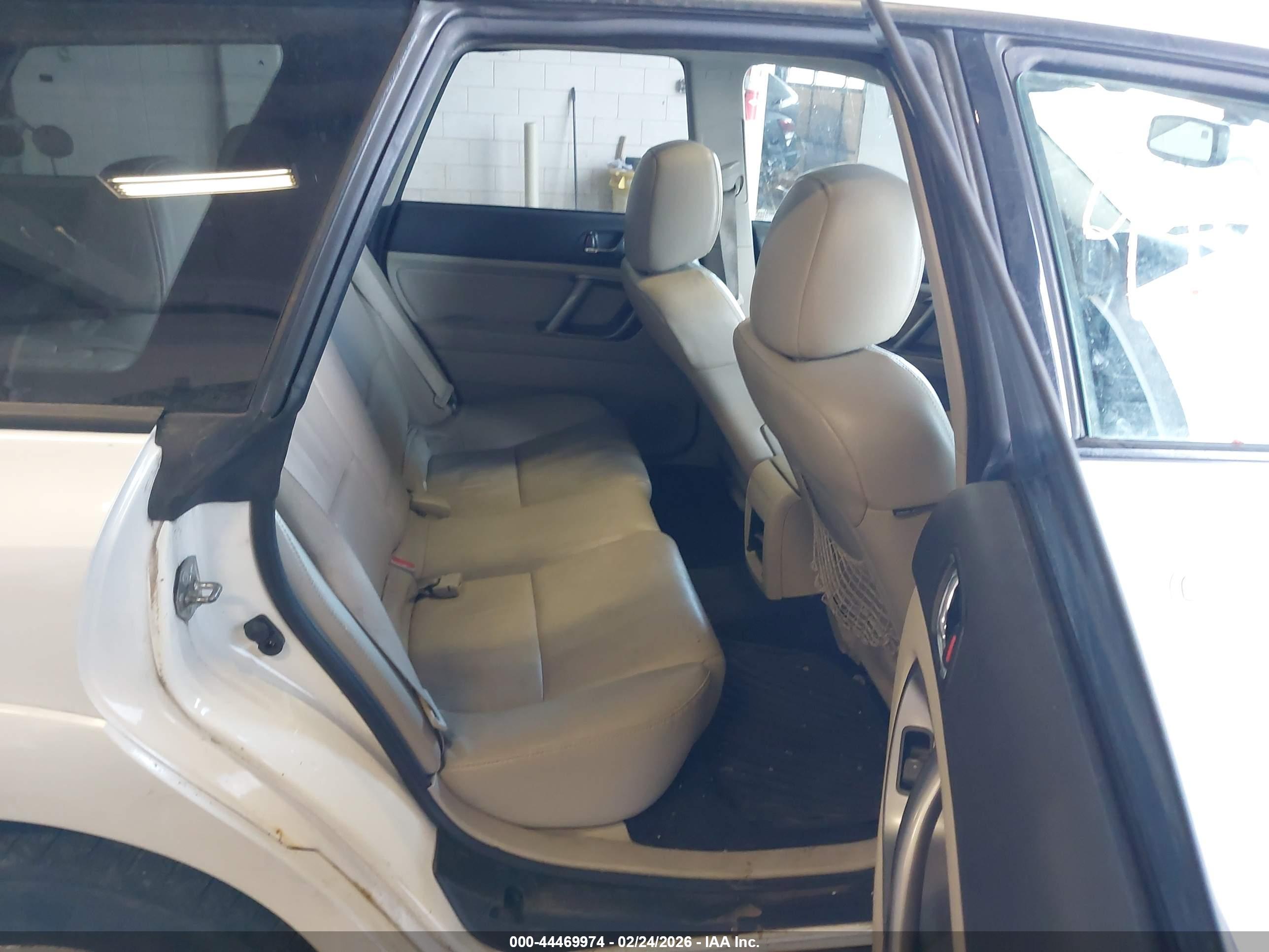 SUBARU OUTBACK image 8