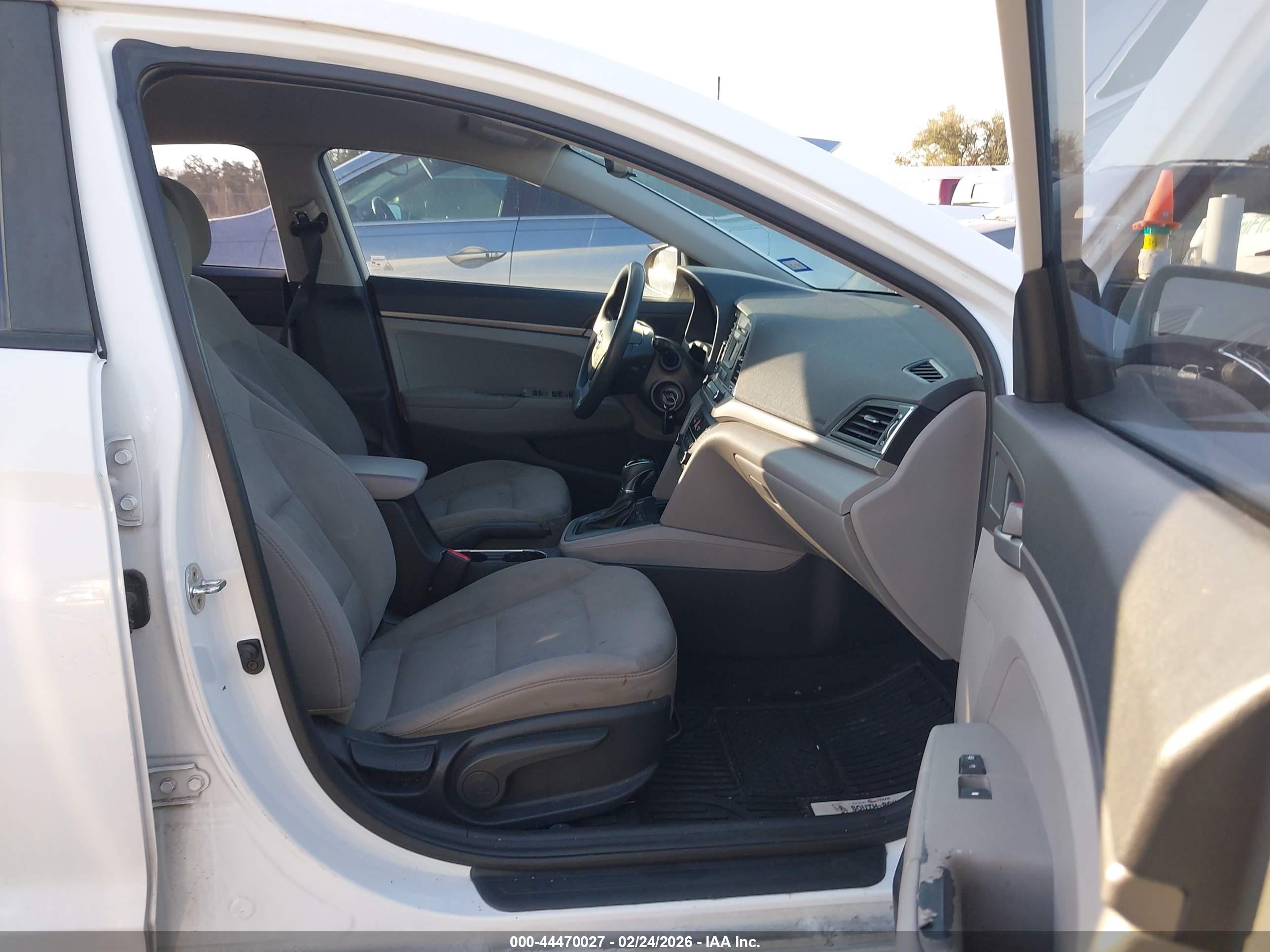 HYUNDAI ELANTRA image 5