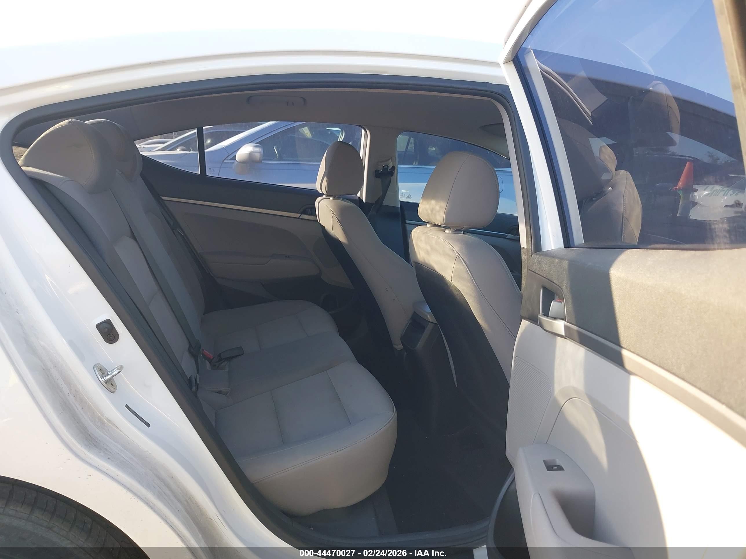 HYUNDAI ELANTRA image 8
