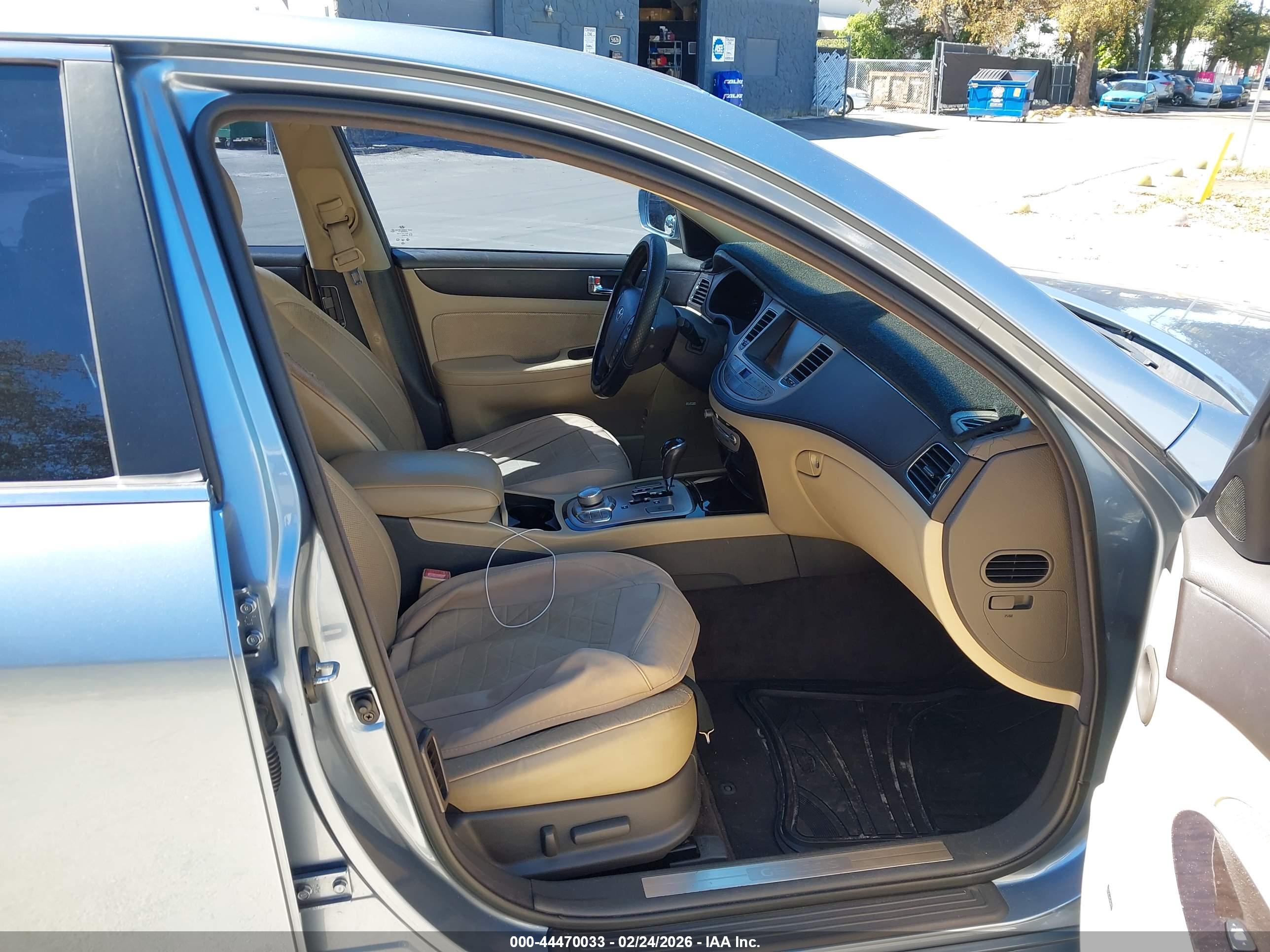 HYUNDAI GENESIS image 5