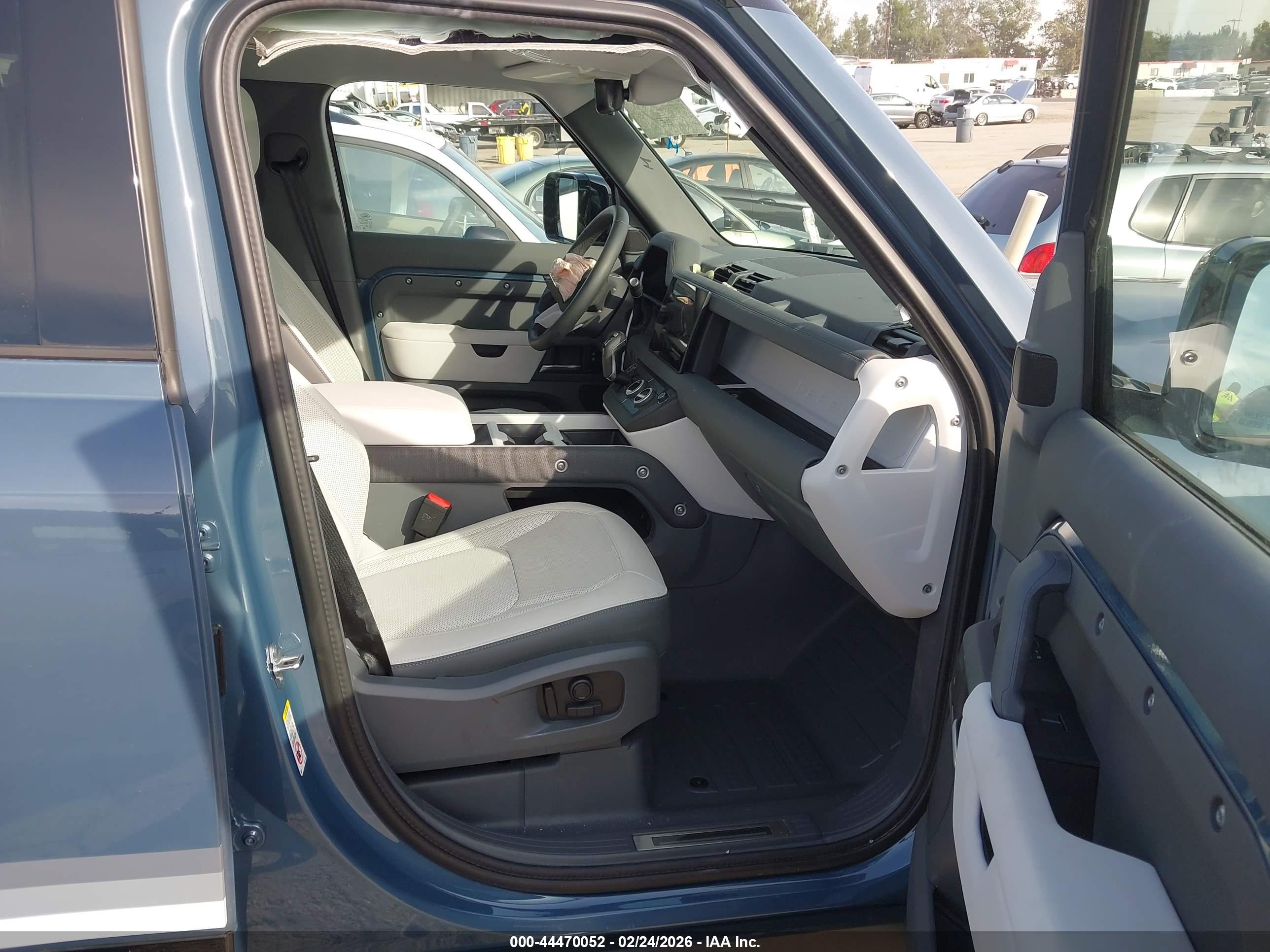 LAND ROVER image 5