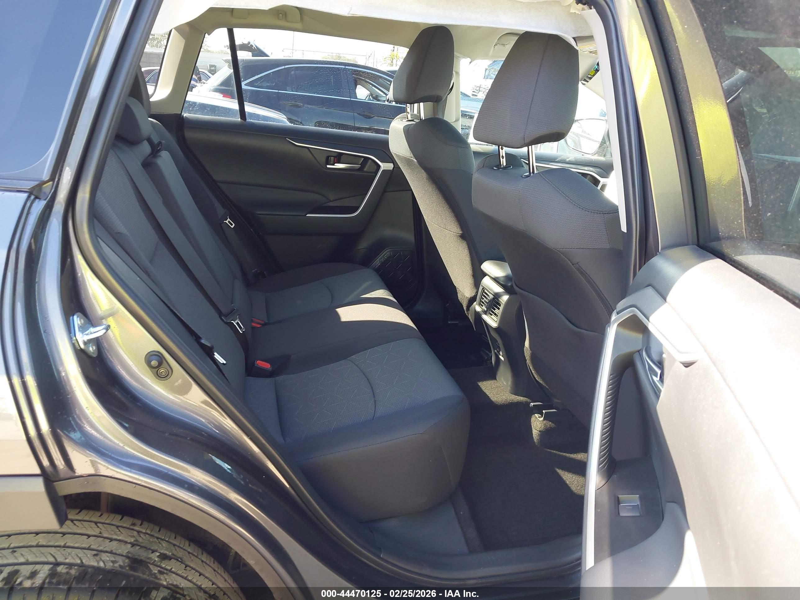 TOYOTA RAV4 image 8
