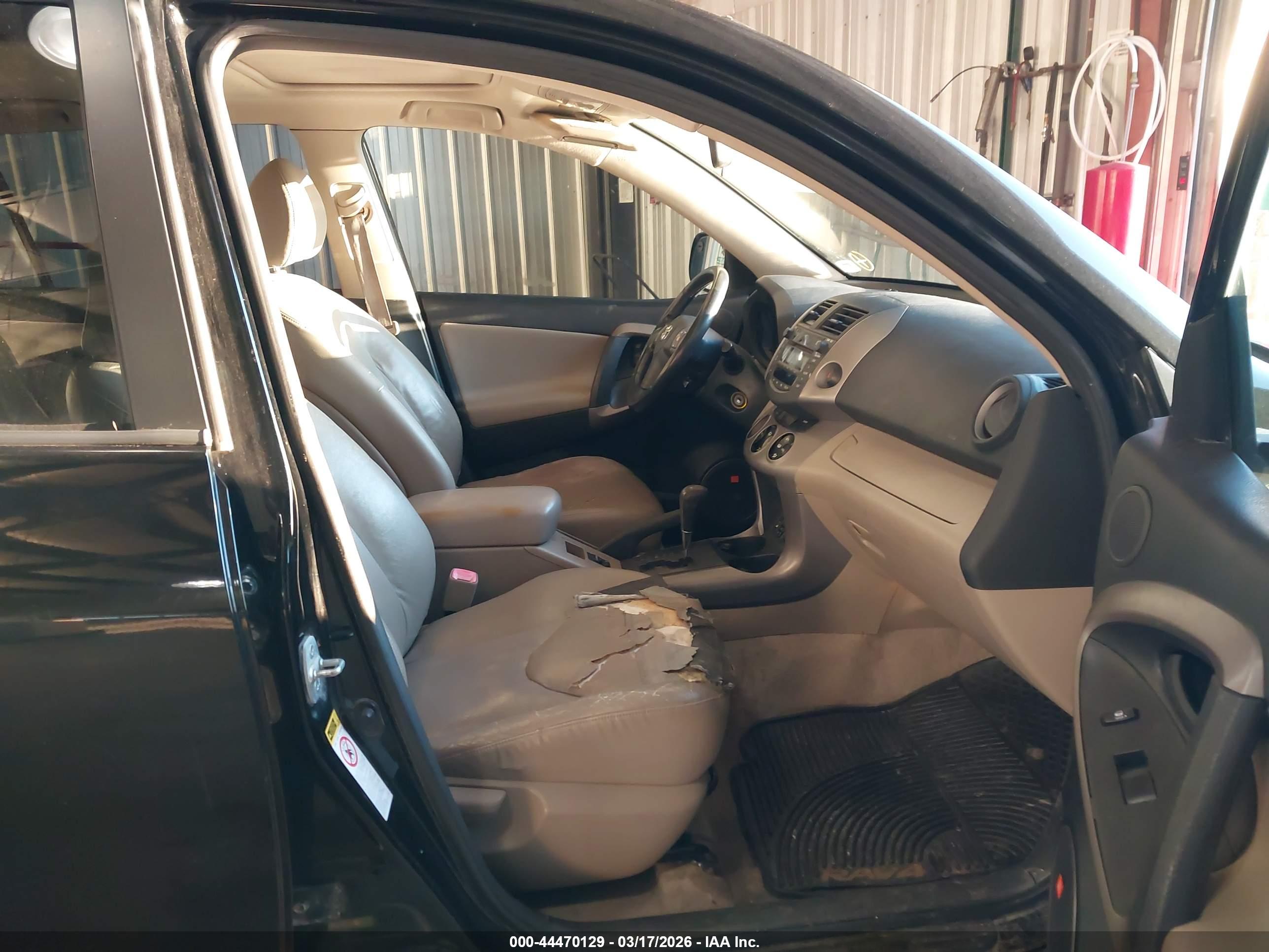 TOYOTA RAV4 image 5