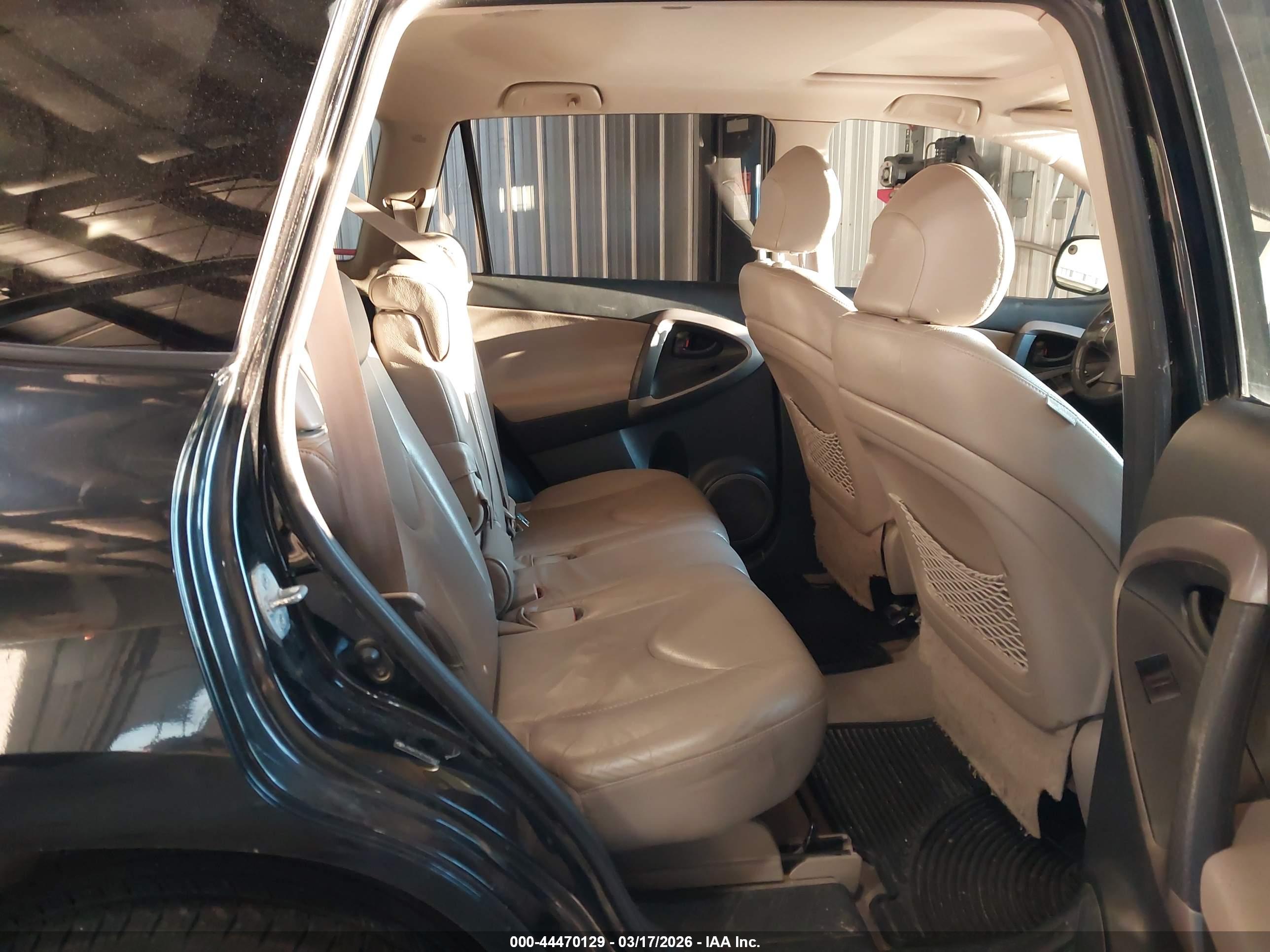 TOYOTA RAV4 image 8