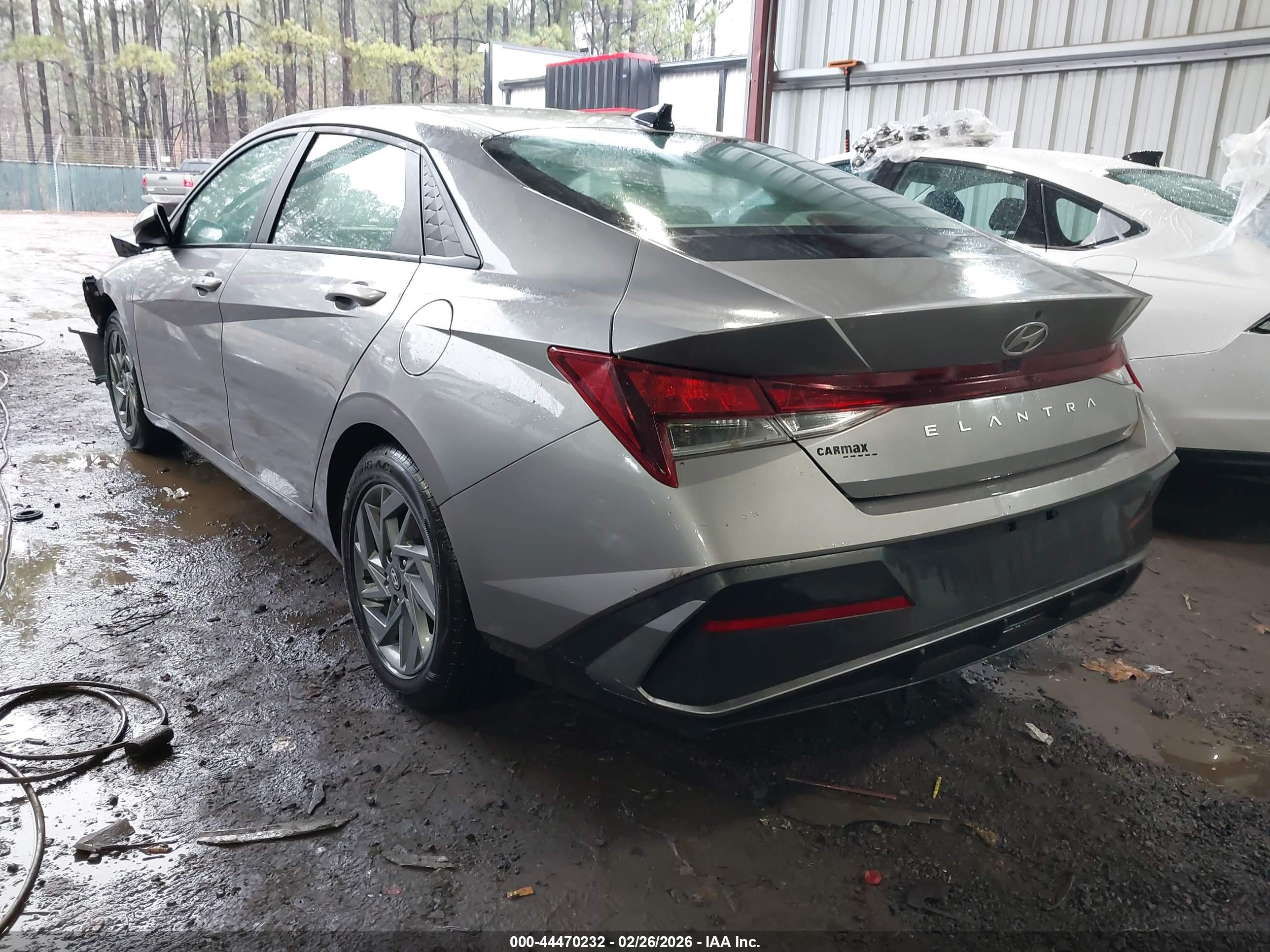 HYUNDAI ELANTRA image 3