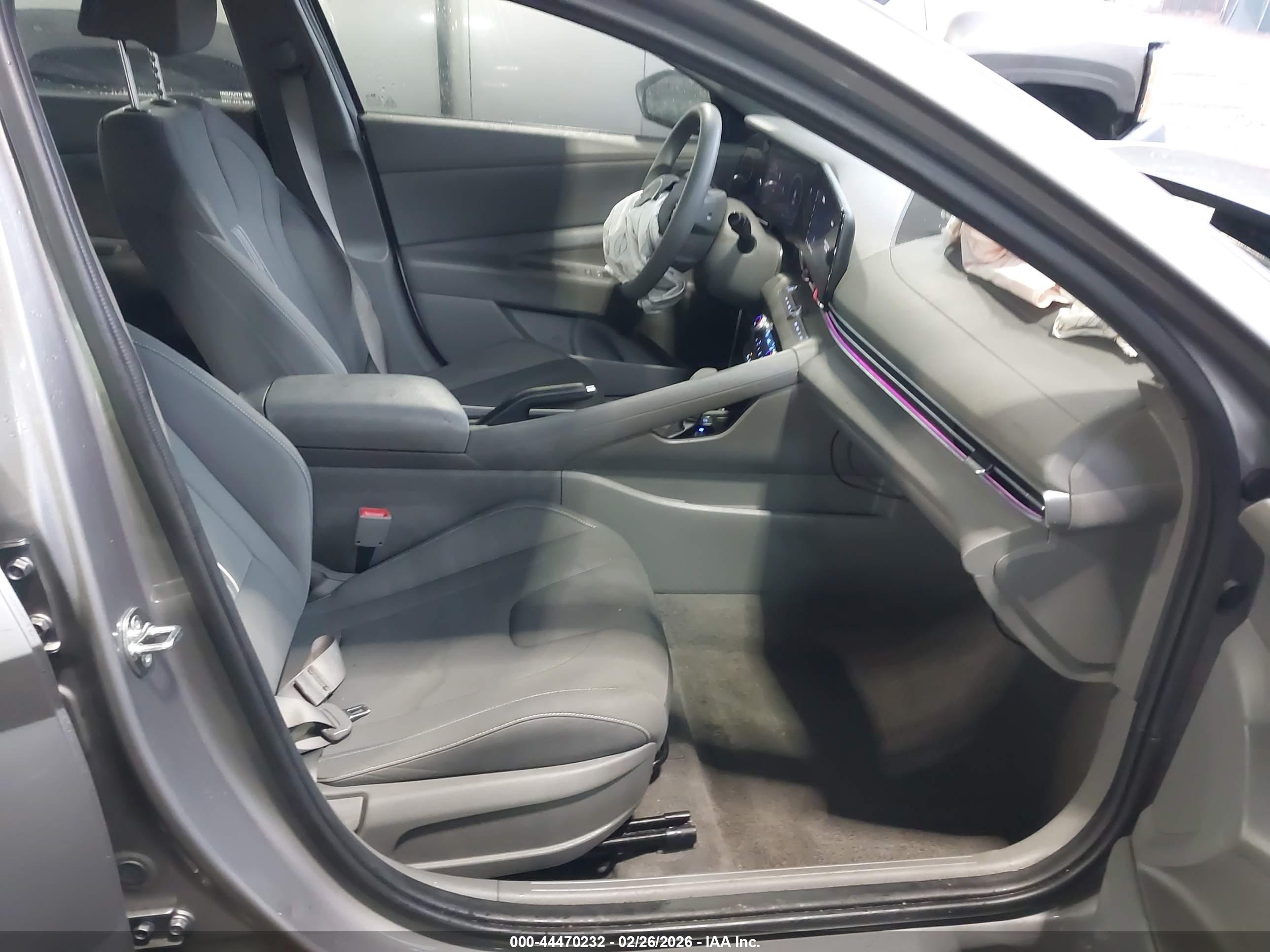 HYUNDAI ELANTRA image 5