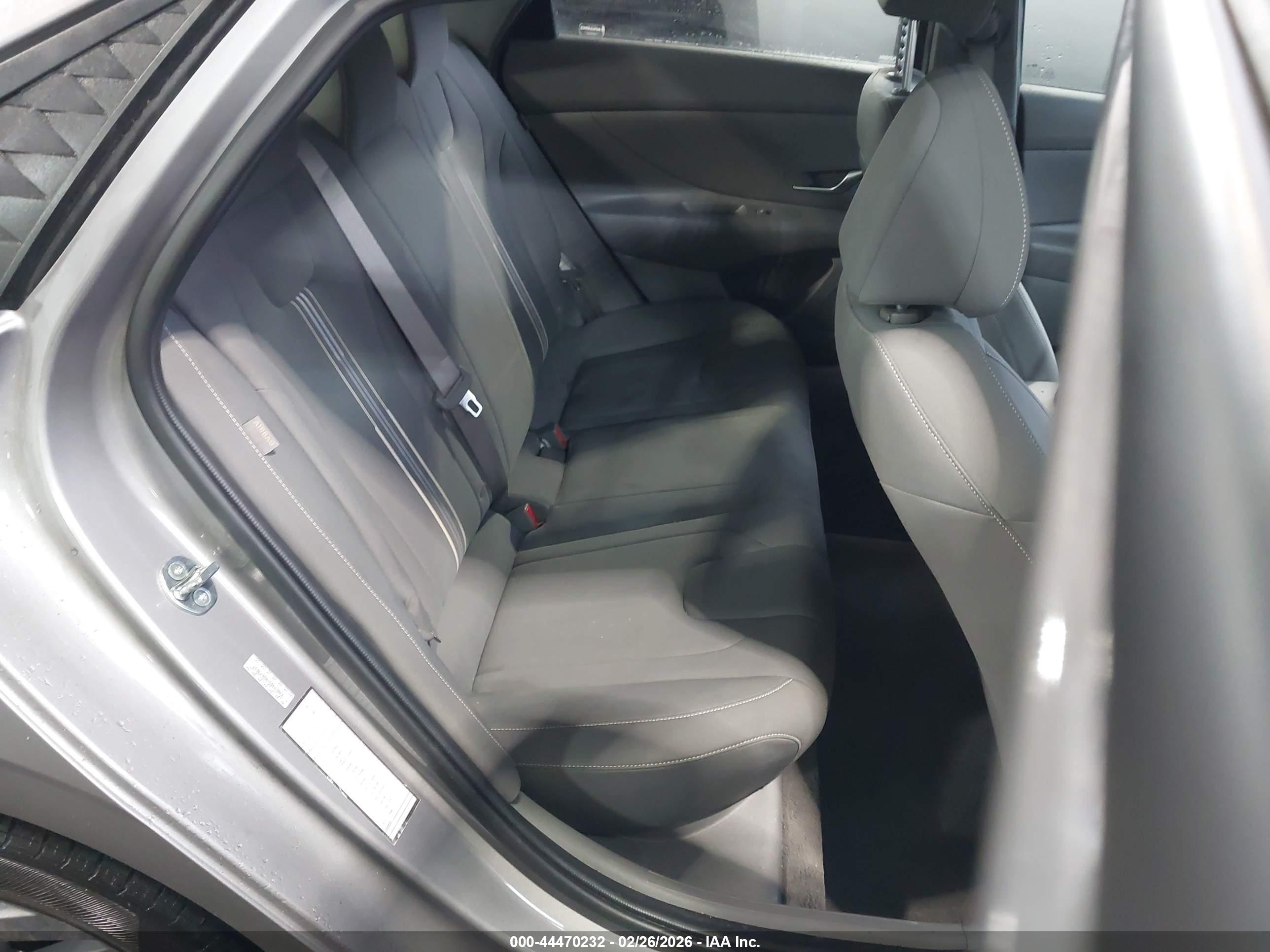 HYUNDAI ELANTRA image 8