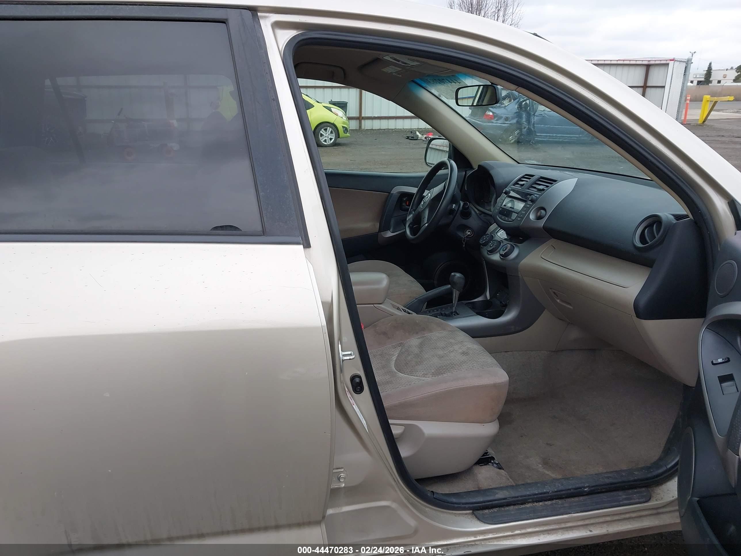 TOYOTA RAV4 image 5