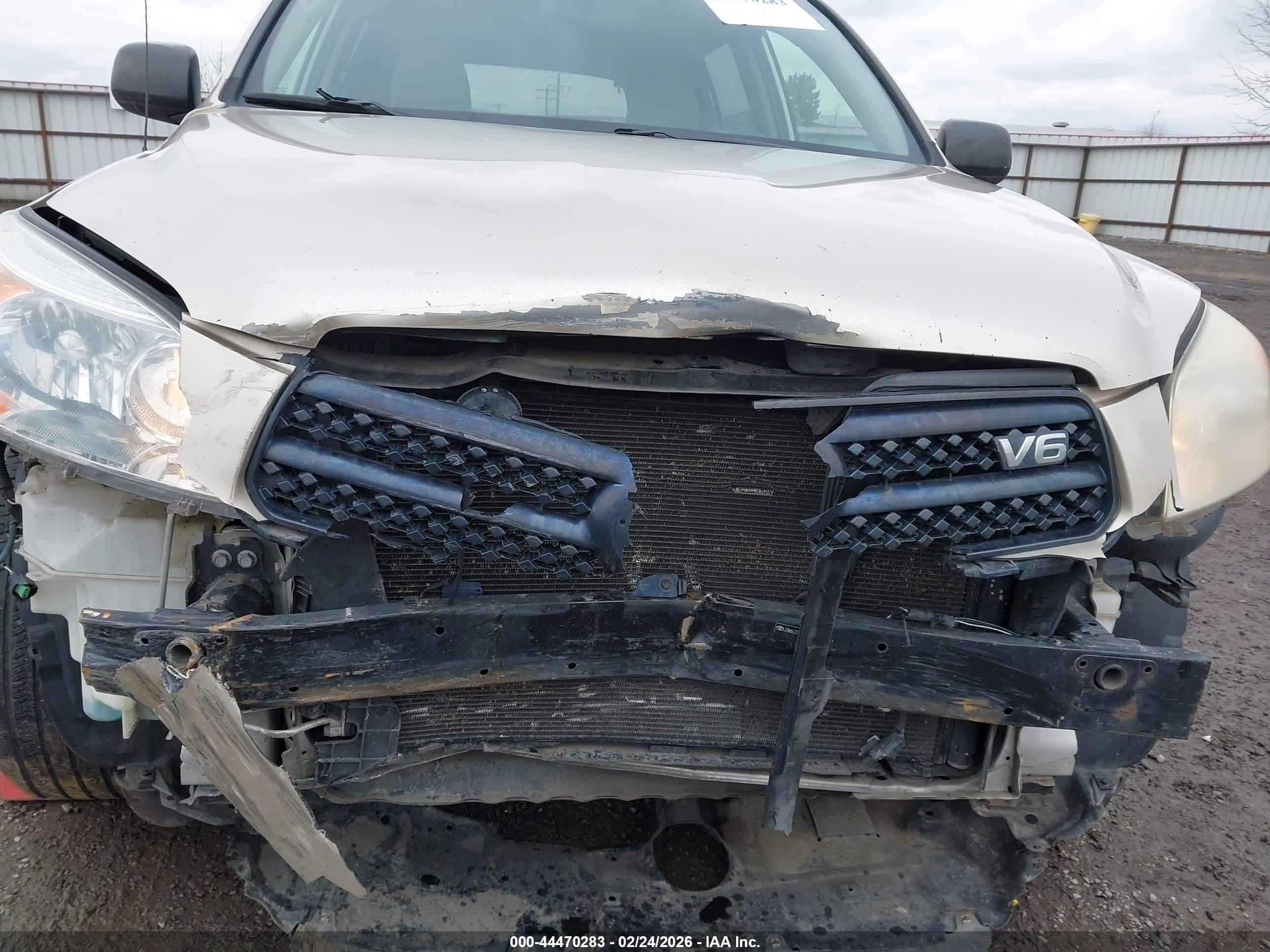 TOYOTA RAV4 image 6