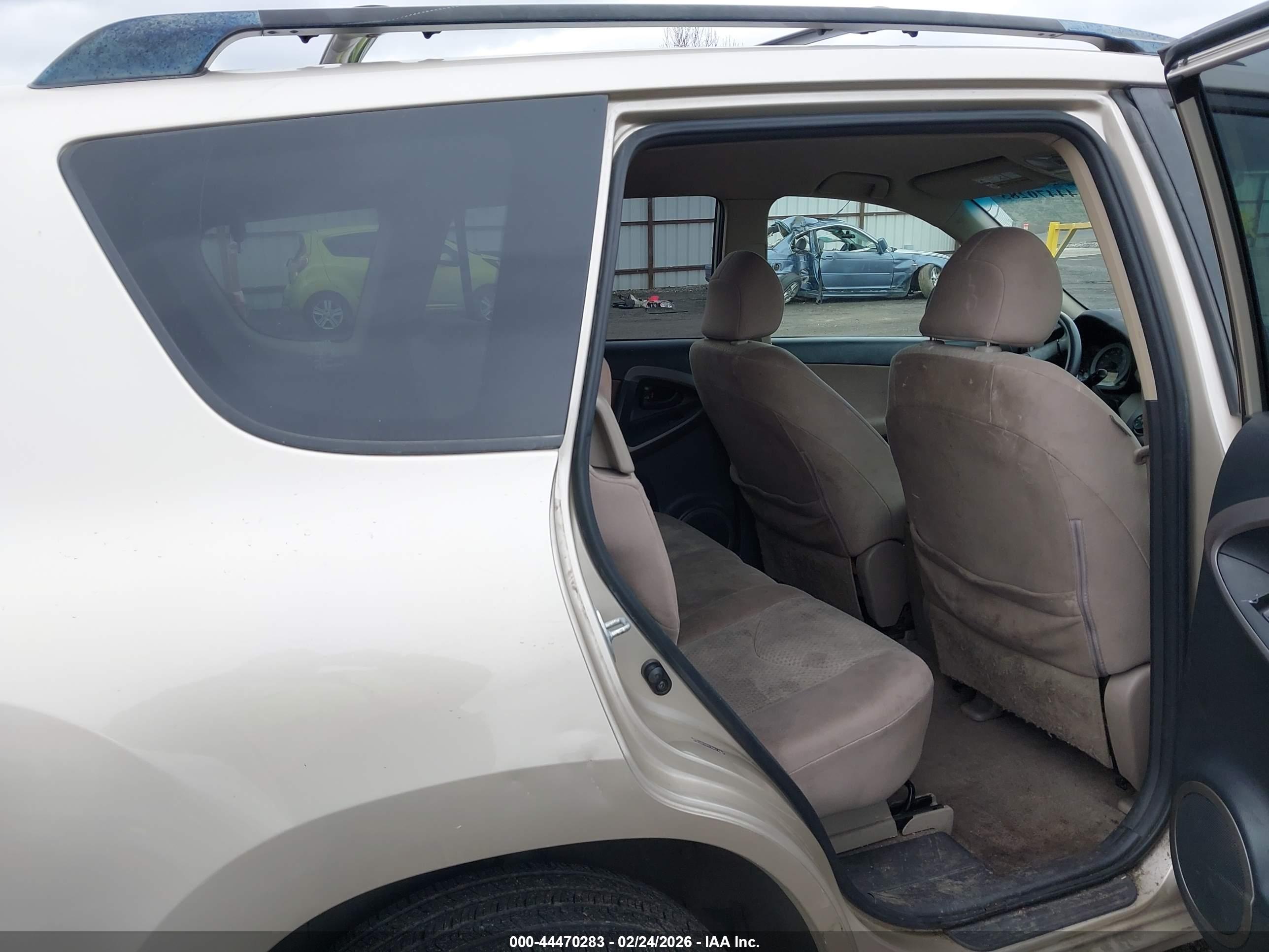 TOYOTA RAV4 image 8