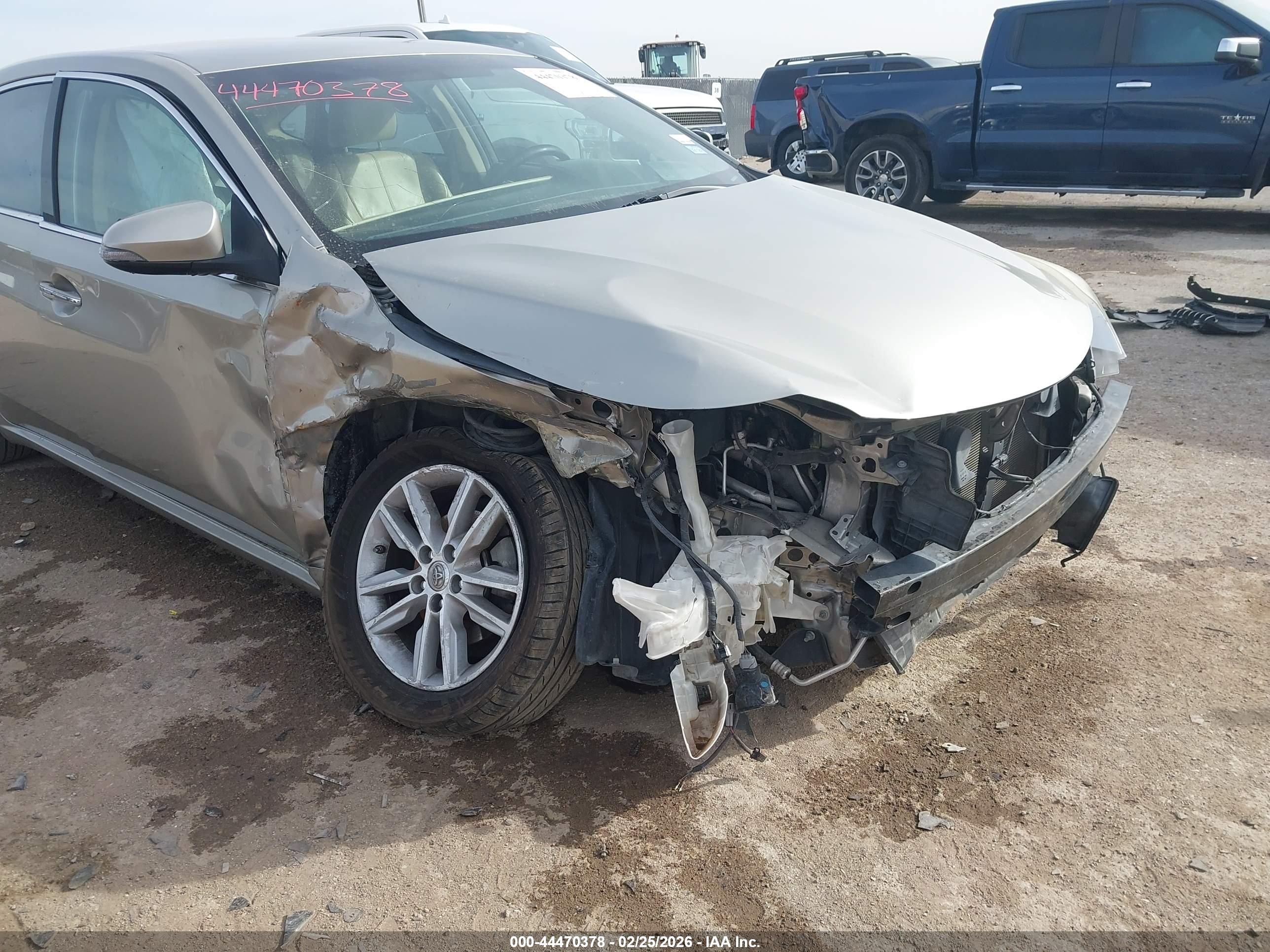 TOYOTA AVALON image 6