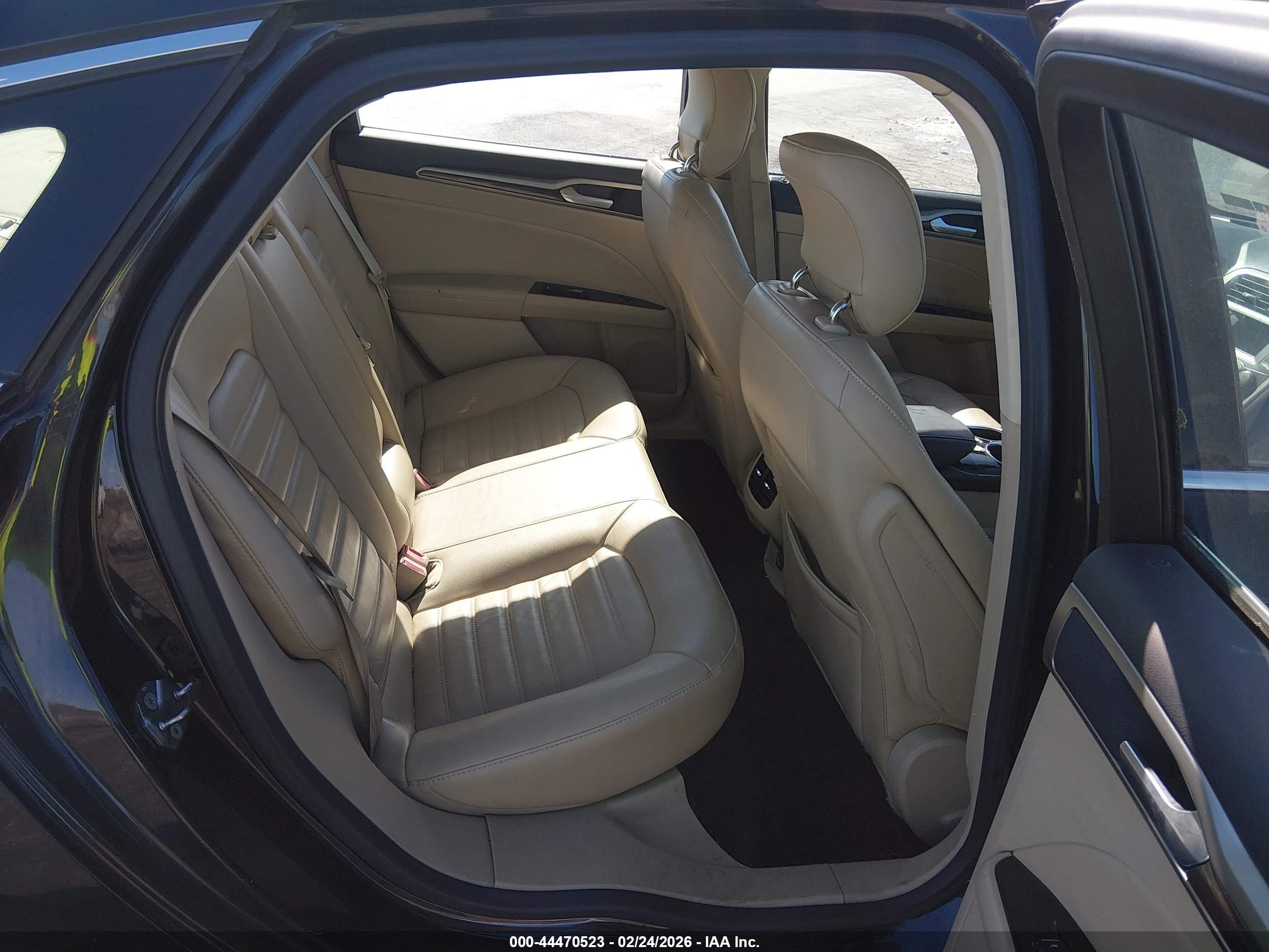 FORD FUSION image 8