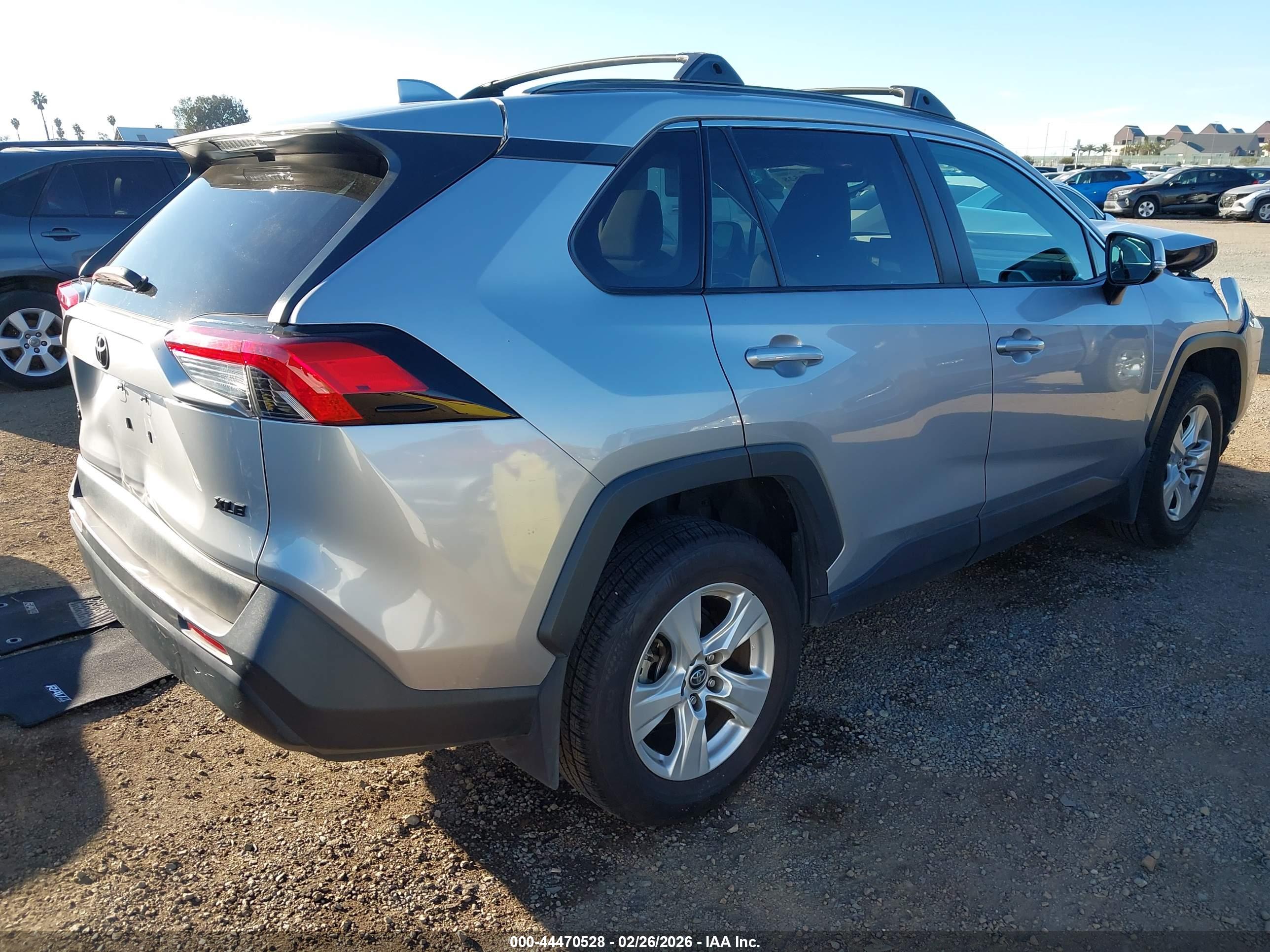 TOYOTA RAV4 image 4