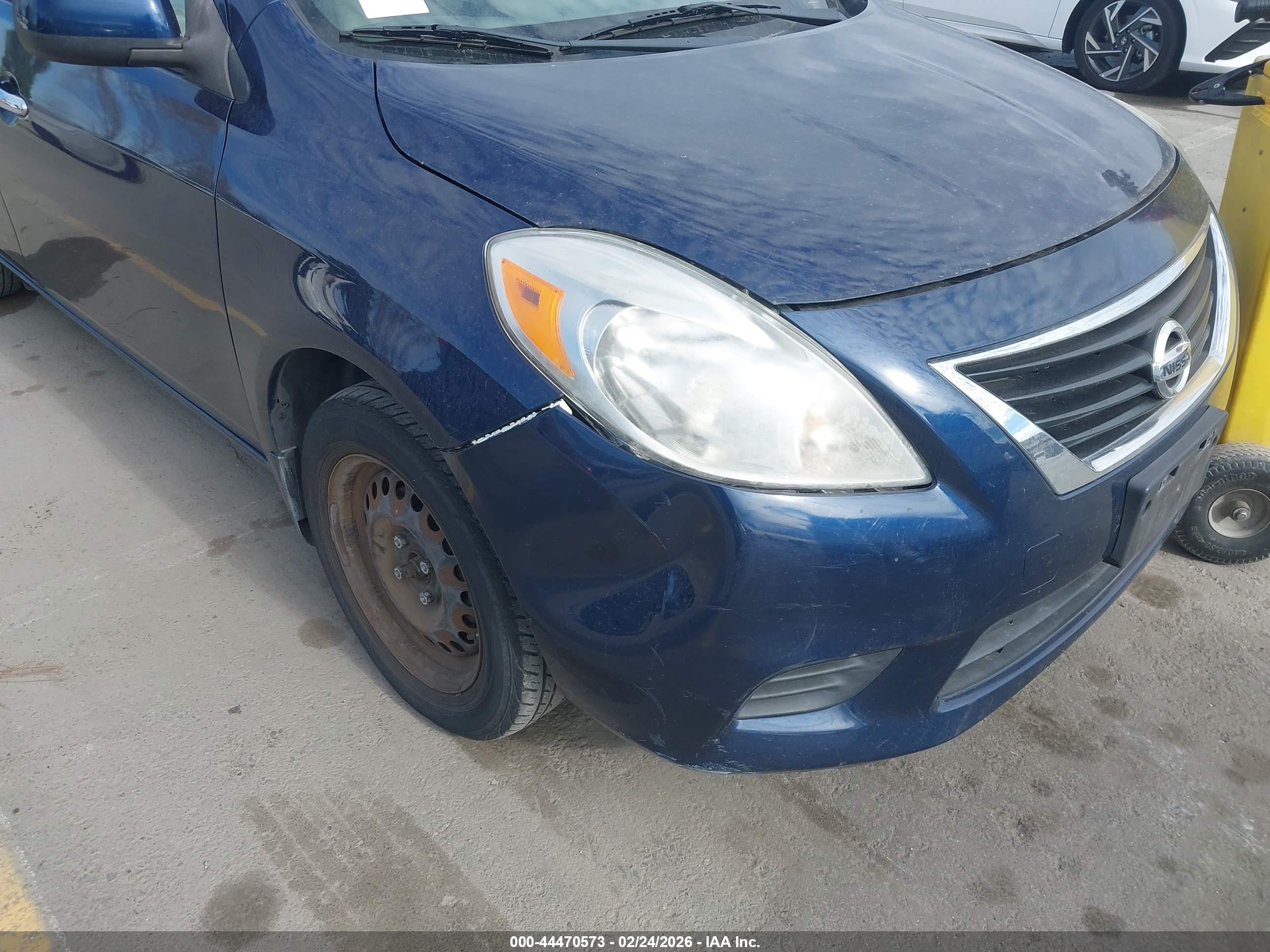 NISSAN VERSA image 6