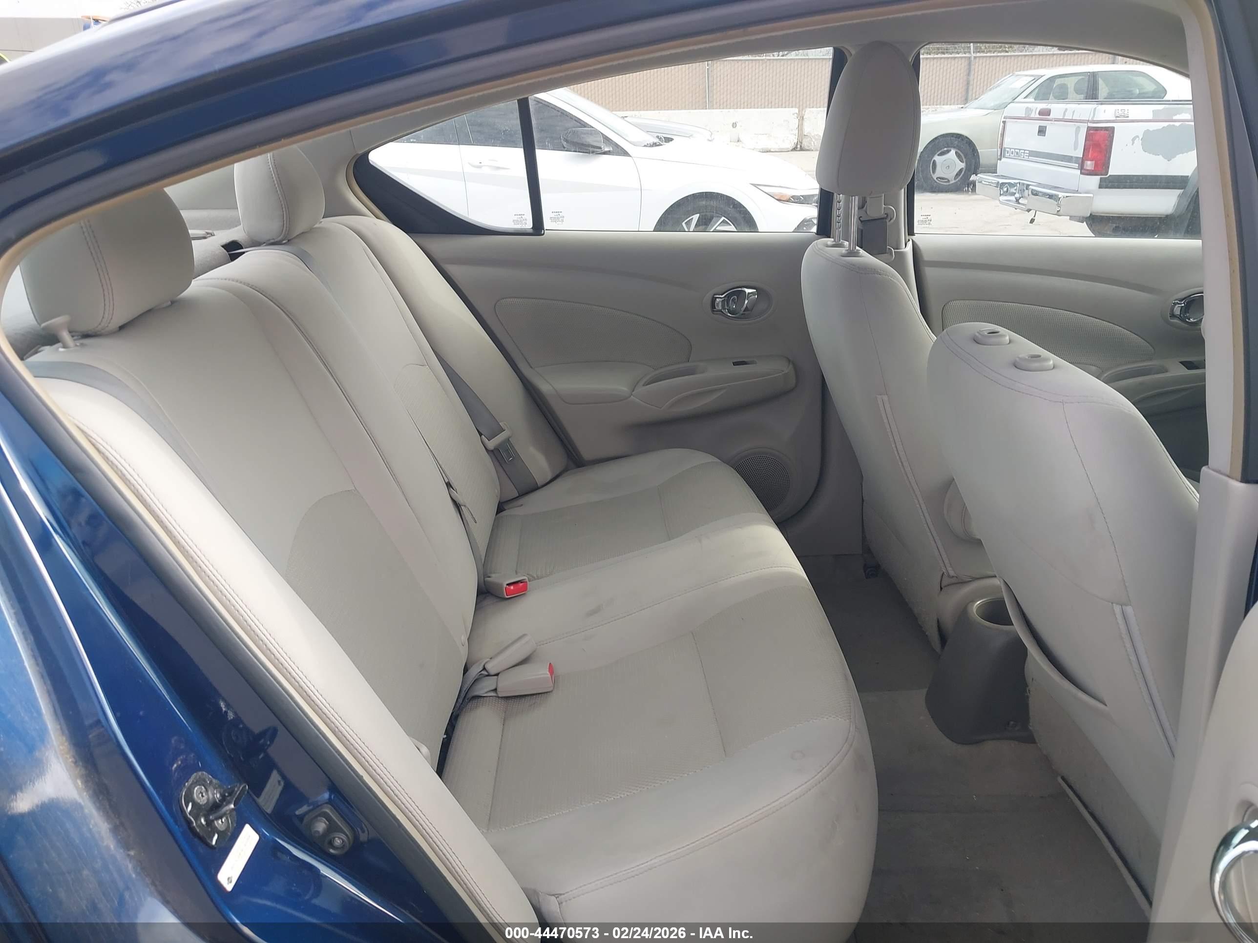 NISSAN VERSA image 8