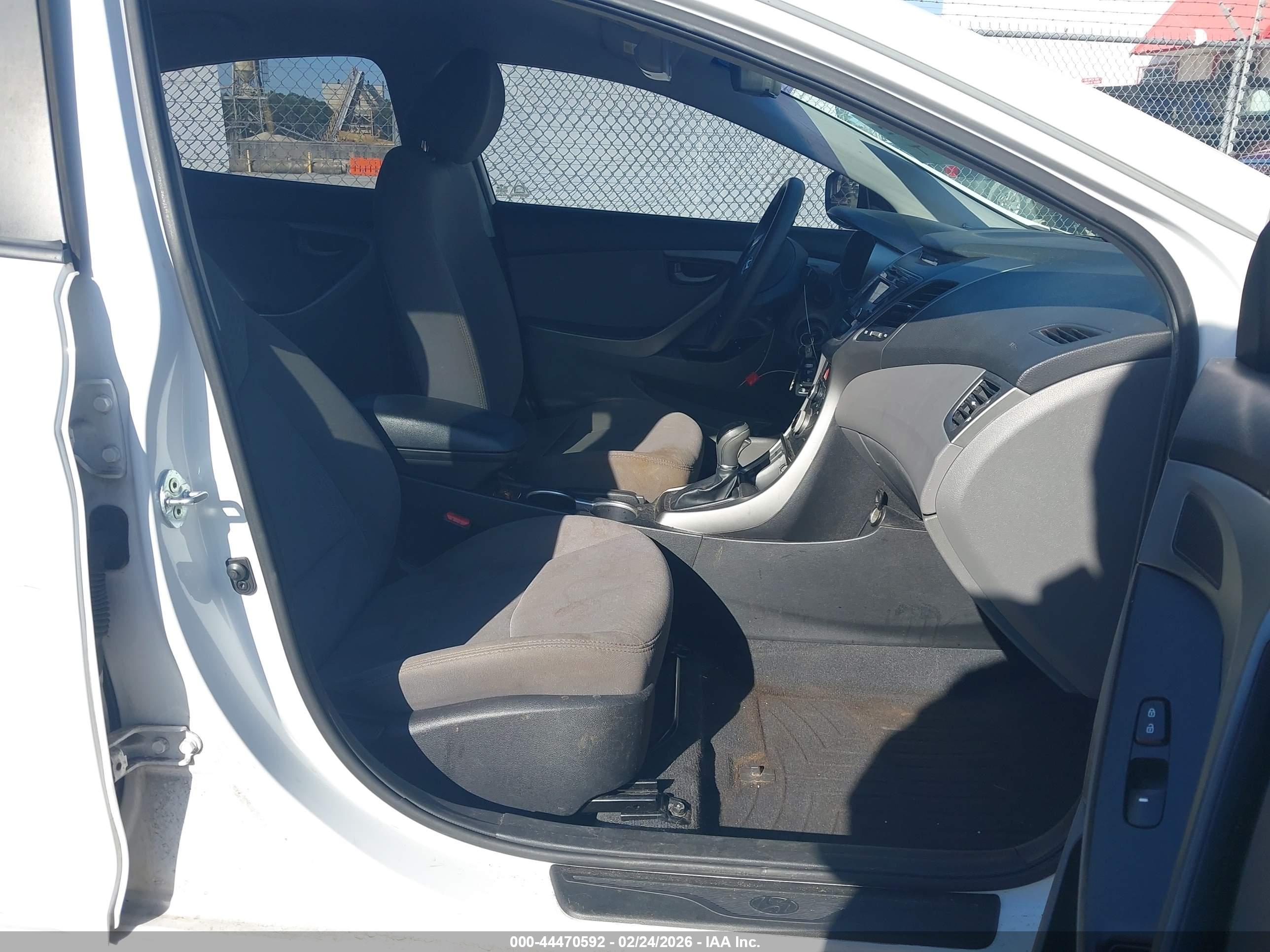 HYUNDAI ELANTRA image 5